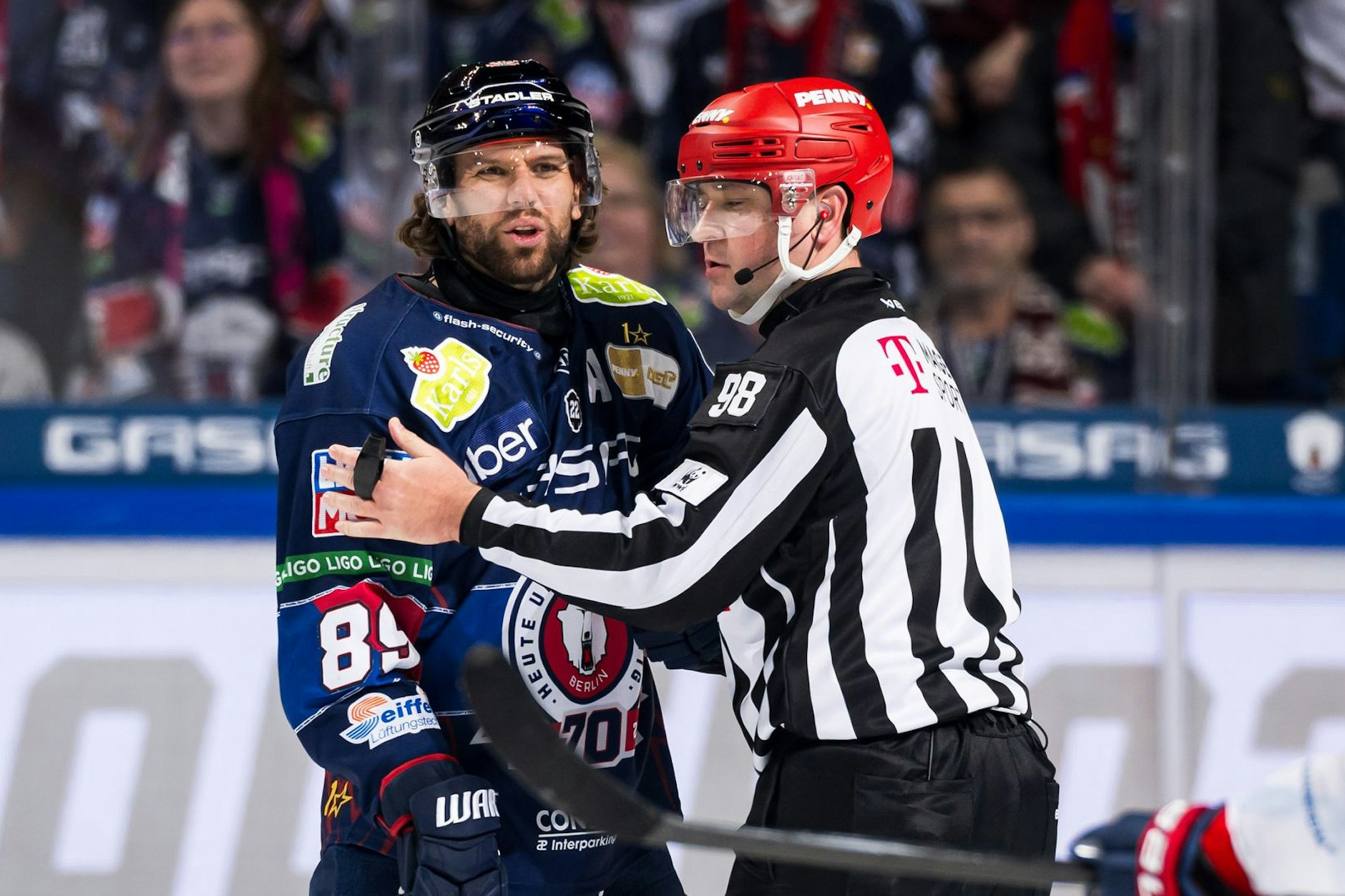 Linienrichter Maksim Cepik (r.) schirmt Zack Boychuk nach dessen Foul vor Mannheimer Rächern ab.