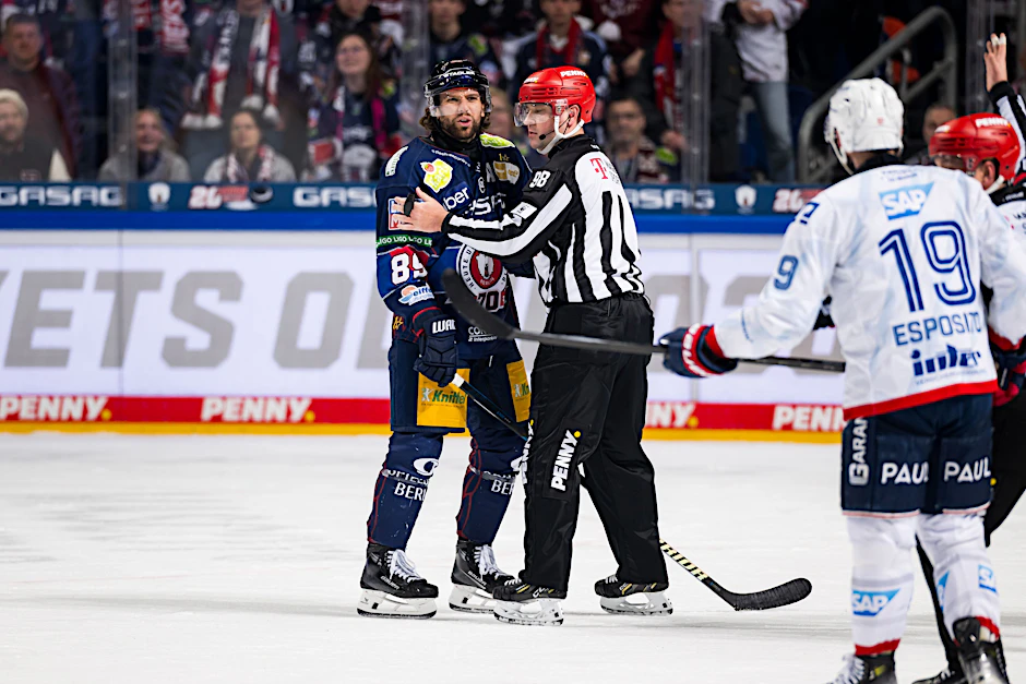 Linienrichter Maksim Cepik (r.) schirmt Zack Boychuk nach dessen Foul vor Mannheimer Rächern ab.