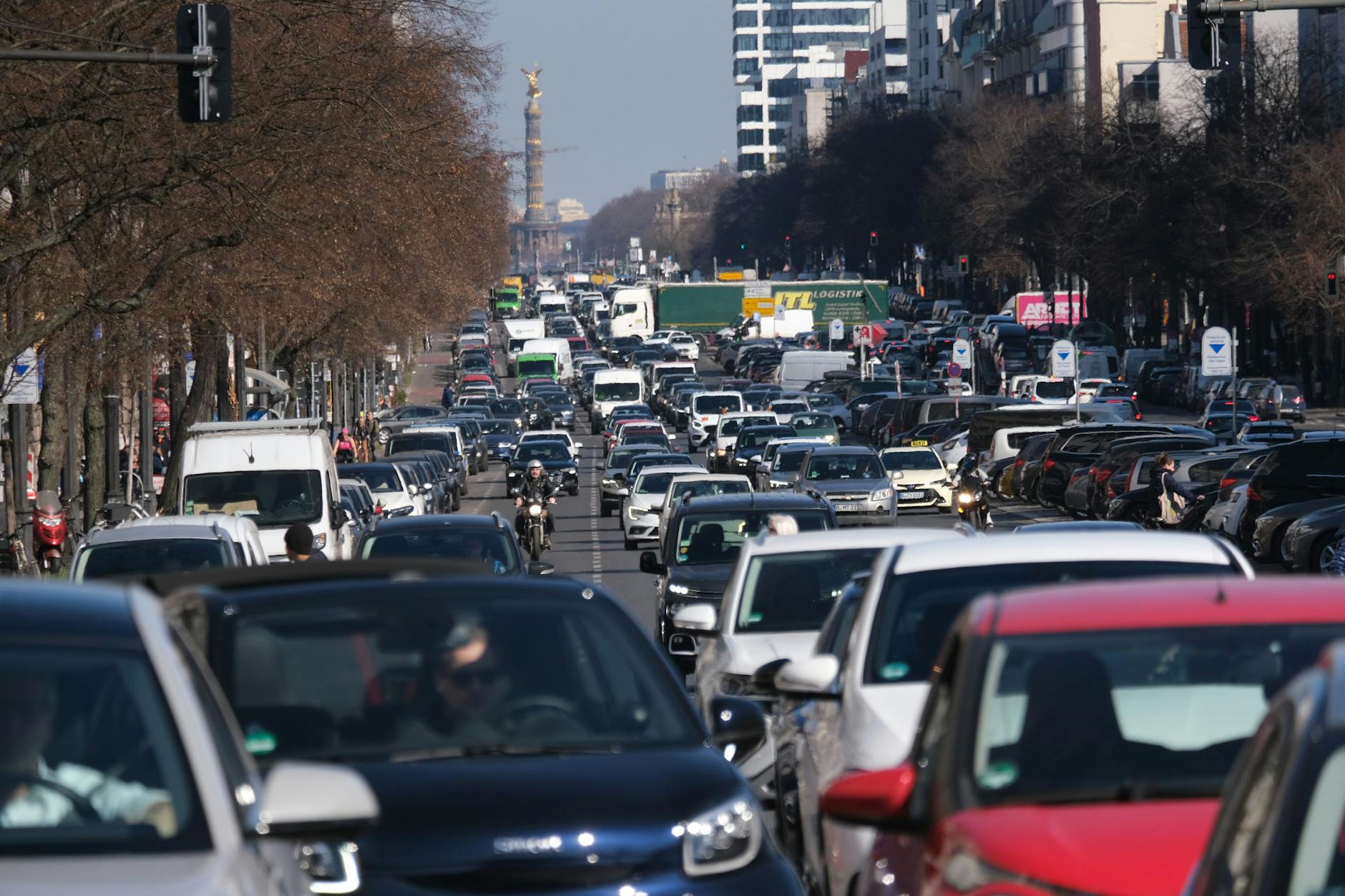 Stau auf dem Kaiserdamm in Charlottenburg: Autos beherrschen in Berlin das Straßenbild. Doch der Anteil an der Zahl der zurückgelegten Wege ist seit 2013 von 30 auf 22 Prozent gesunken.