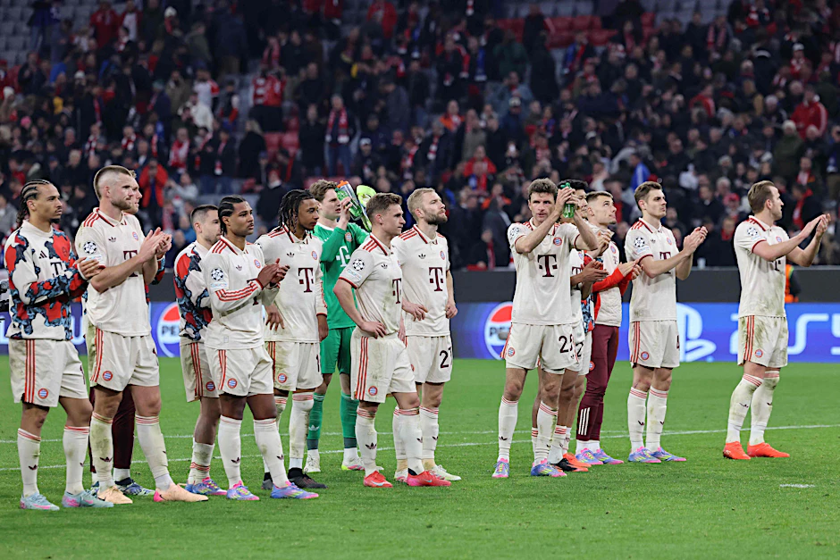 Die Bayern-Spieler bedanken sich nach der Niederlage bei ihren Fans. 