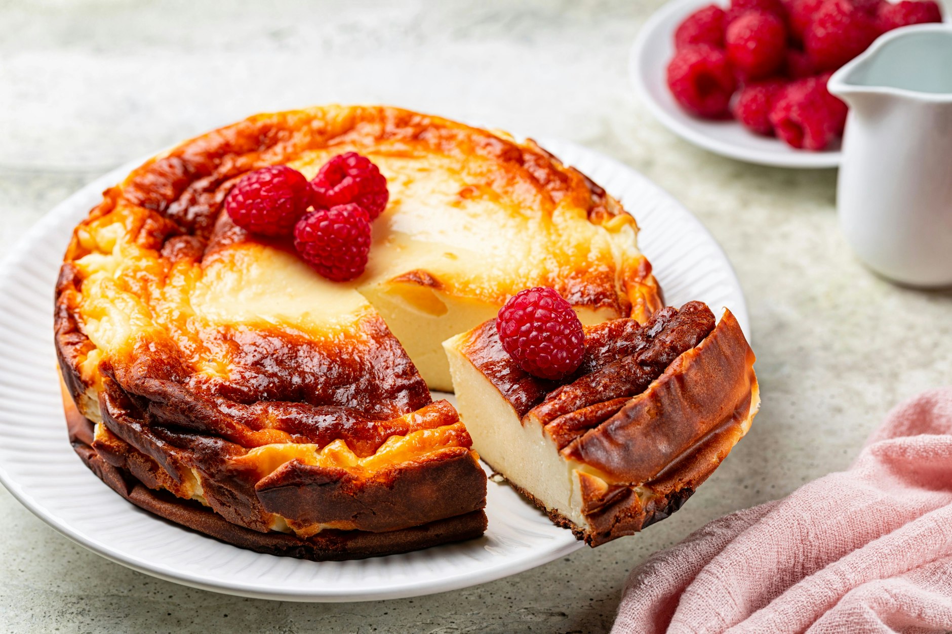 Der San Sebastian Cheesecake ist unschlagbar cremig und lecker karamellig.