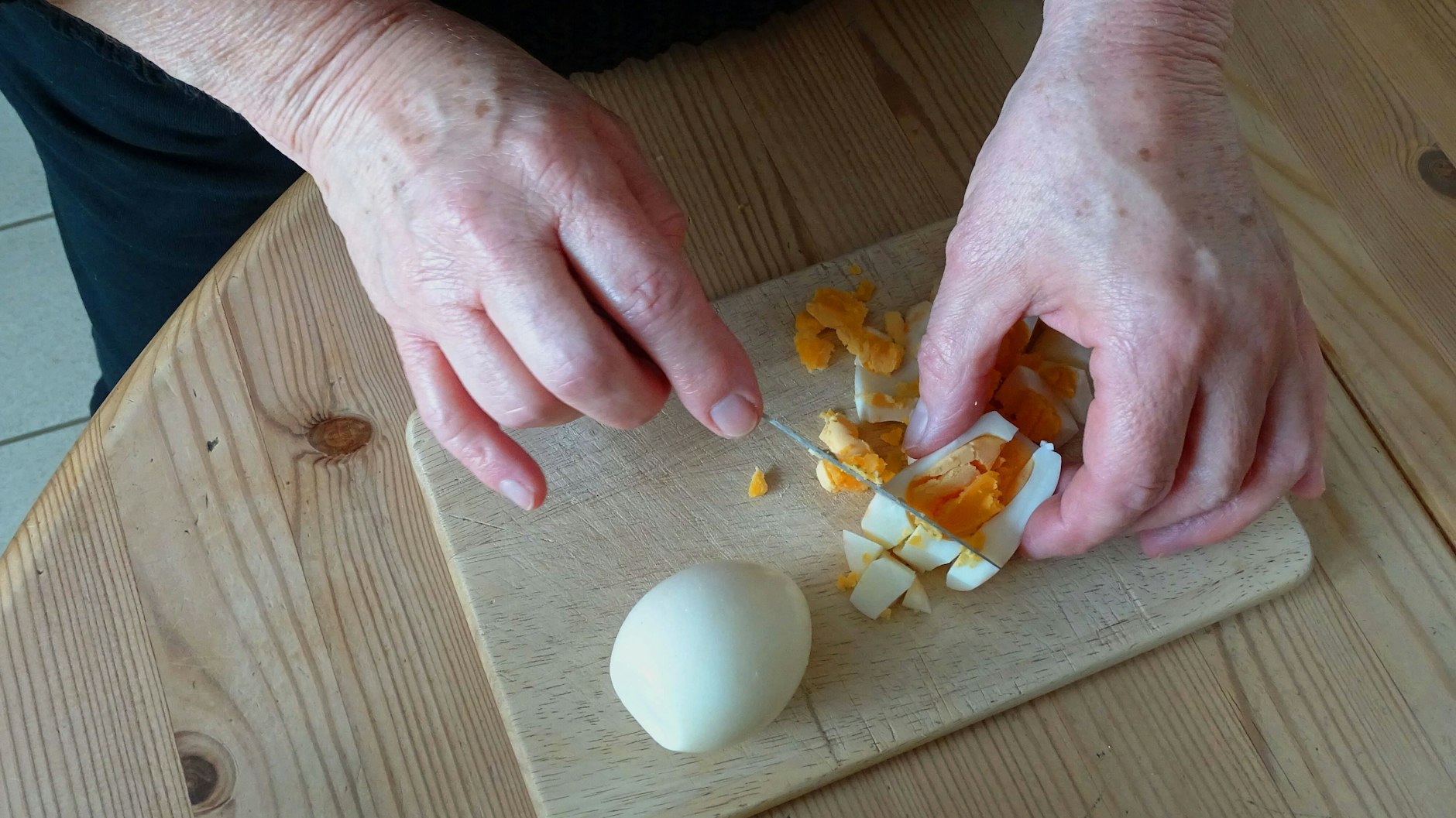 Die gekochten Eier müssen für das Eierhaschee in kleine Würfel geschnitten werden. Für das Rezept sollten Sie die Eier deshalb richtig hart kochen.