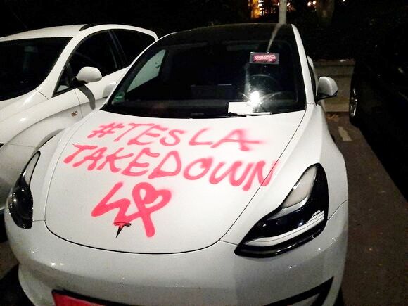 Image - Gegen Tesla und Elon Musk in Berlin: Die neuen Klimakleber machen jetzt „Symbol-Proteste“