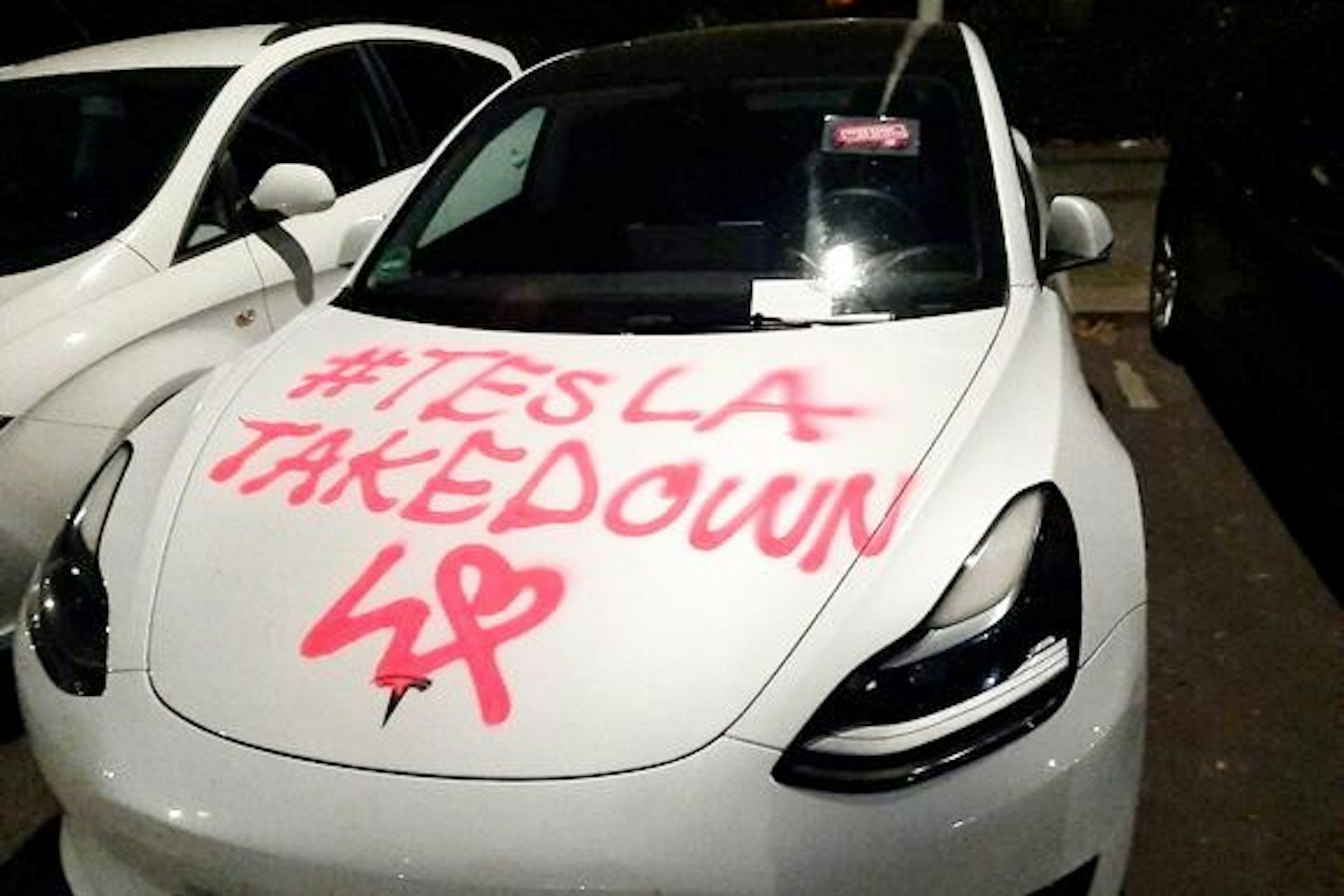 Die Bilder stammen von jener Gruppe, die die Teslas „stillgelegt“ hat.