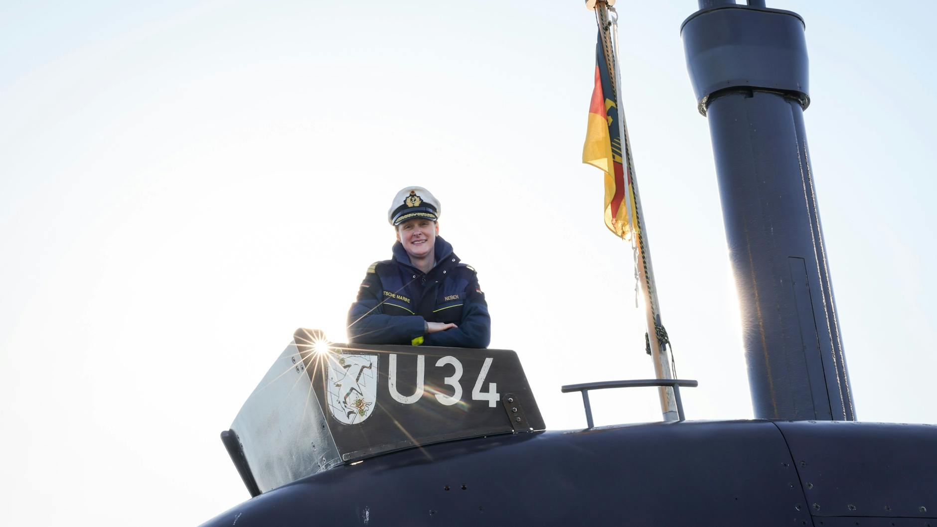 U-Boot-Kommandantin Claudia Neben steht im Turm von U-Boot U34 auf dem Marinestützpunkt Eckernförde.