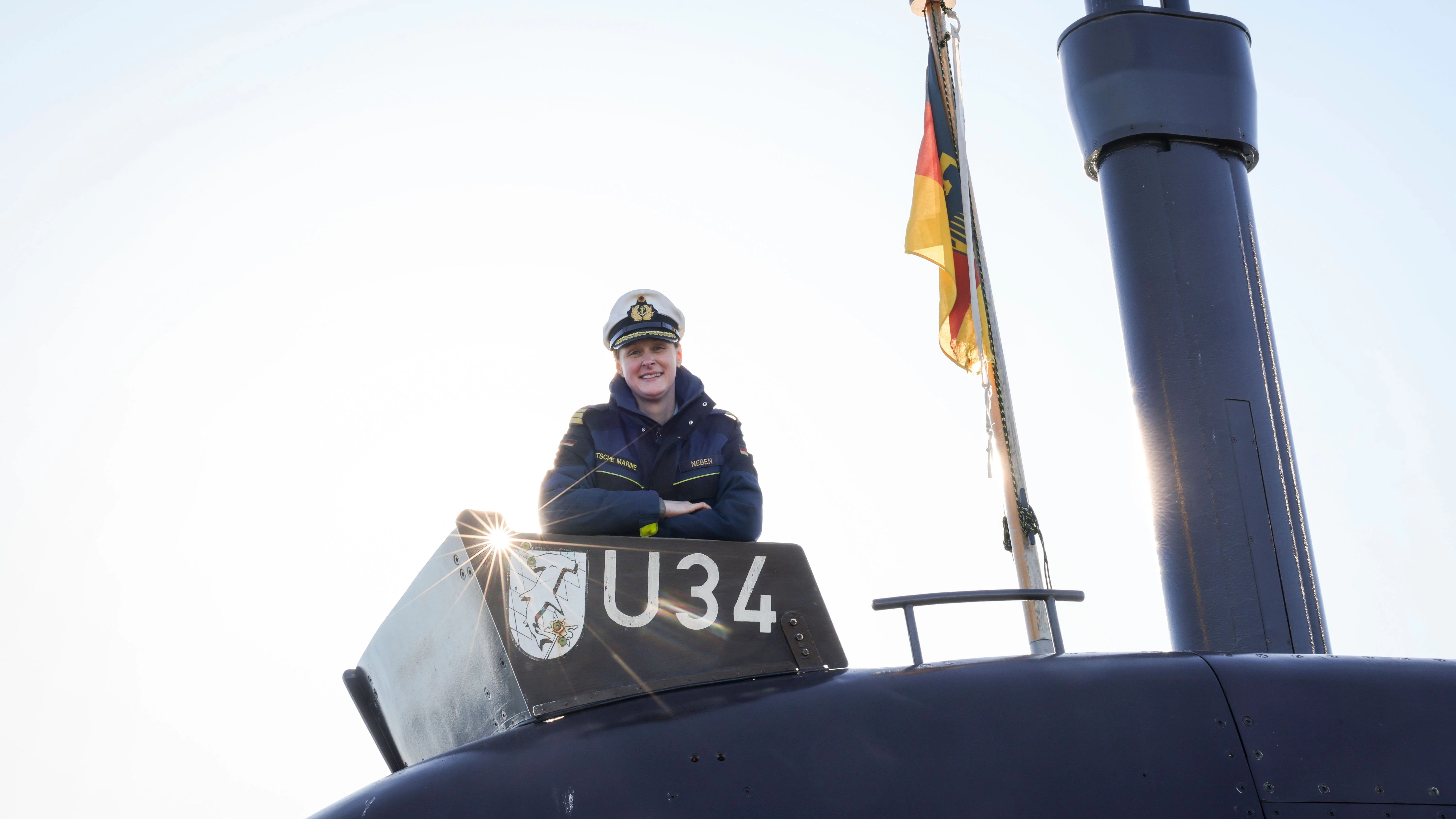 U-Boot-Kommandantin Claudia Neben steht im Turm von U-Boot U34 auf dem Marinestützpunkt Eckernförde.