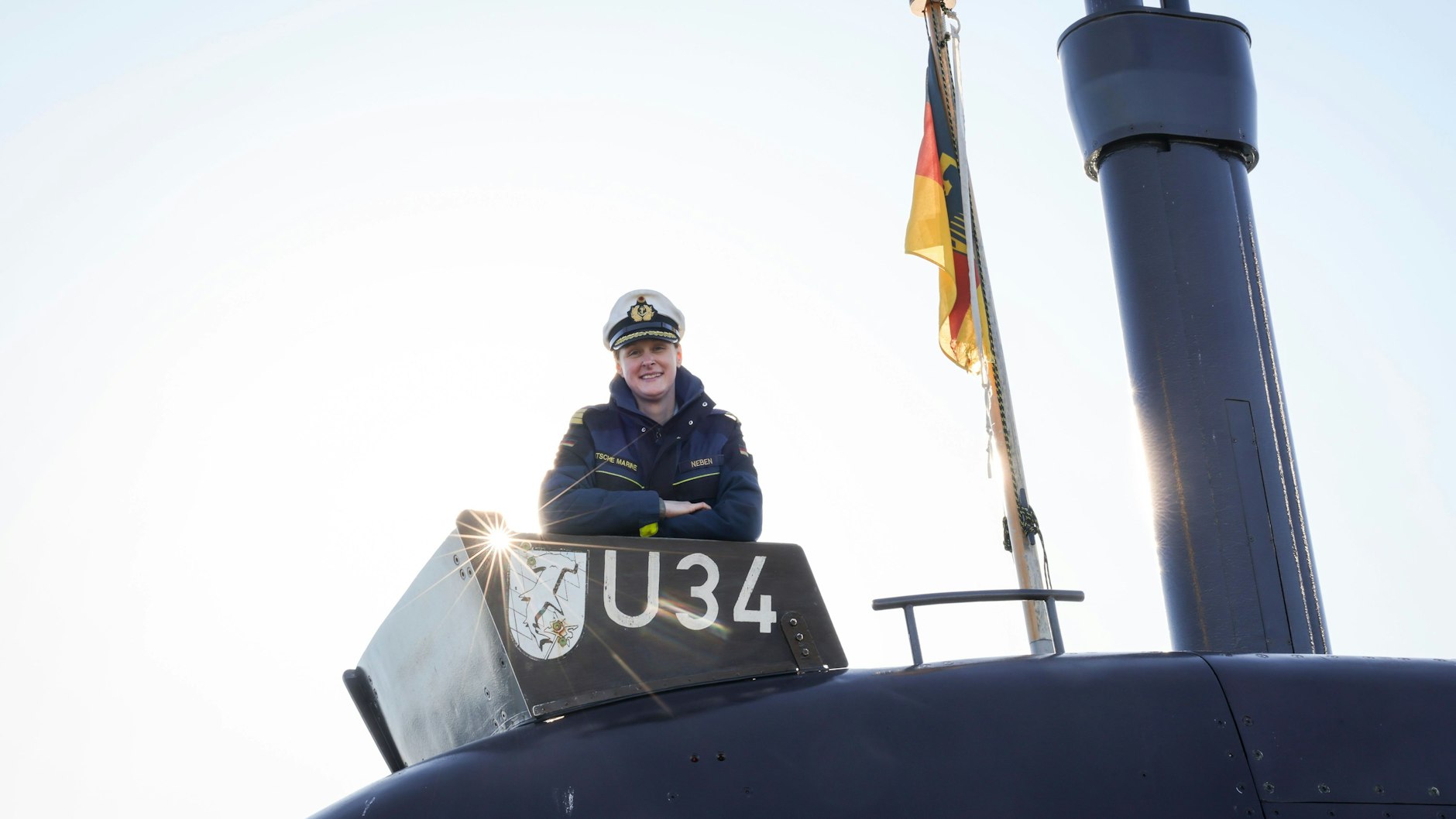 U-Boot-Kommandantin Claudia Neben steht im Turm von U-Boot U34 auf dem Marinestützpunkt Eckernförde.