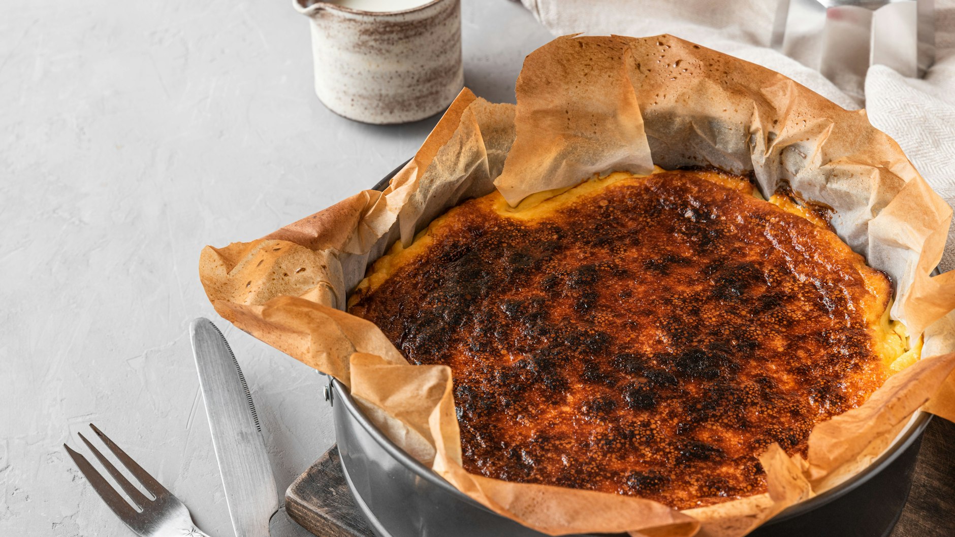 Wichtig fürs Backen des Käsekuchen San Sebastian ist&nbsp; Backpapier, das über den Springformrand hochgezogen wird.