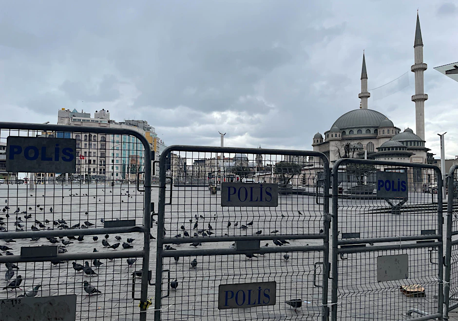 Eigentlich wollte Kai Wegner (CDU) nach Istanbul fahren, unser Reporter ist trotz Absage dort.
