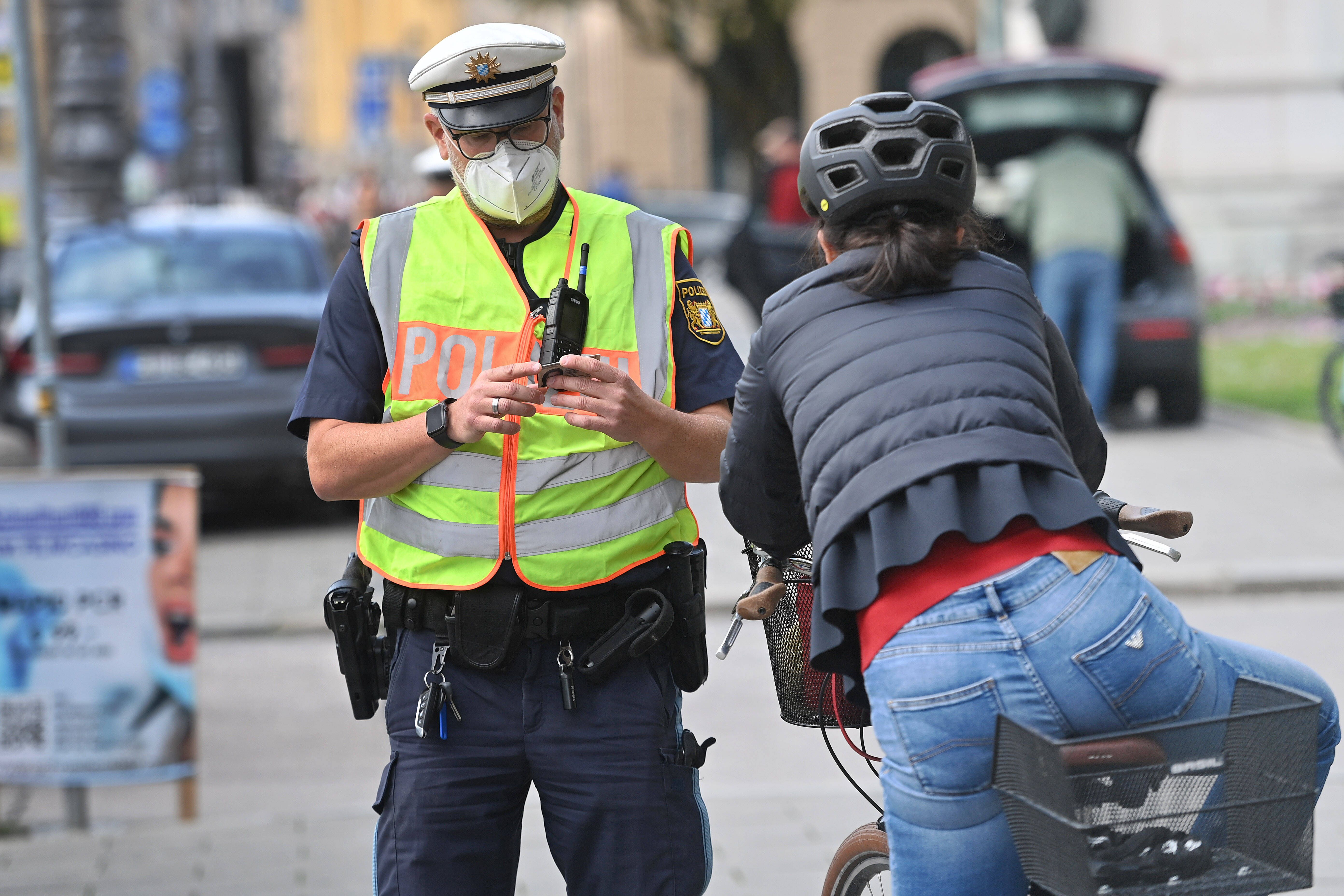 Reinickendorf: Fahrradfahrer prallt bei Verkehrskontrolle mit Polizisten zusammen