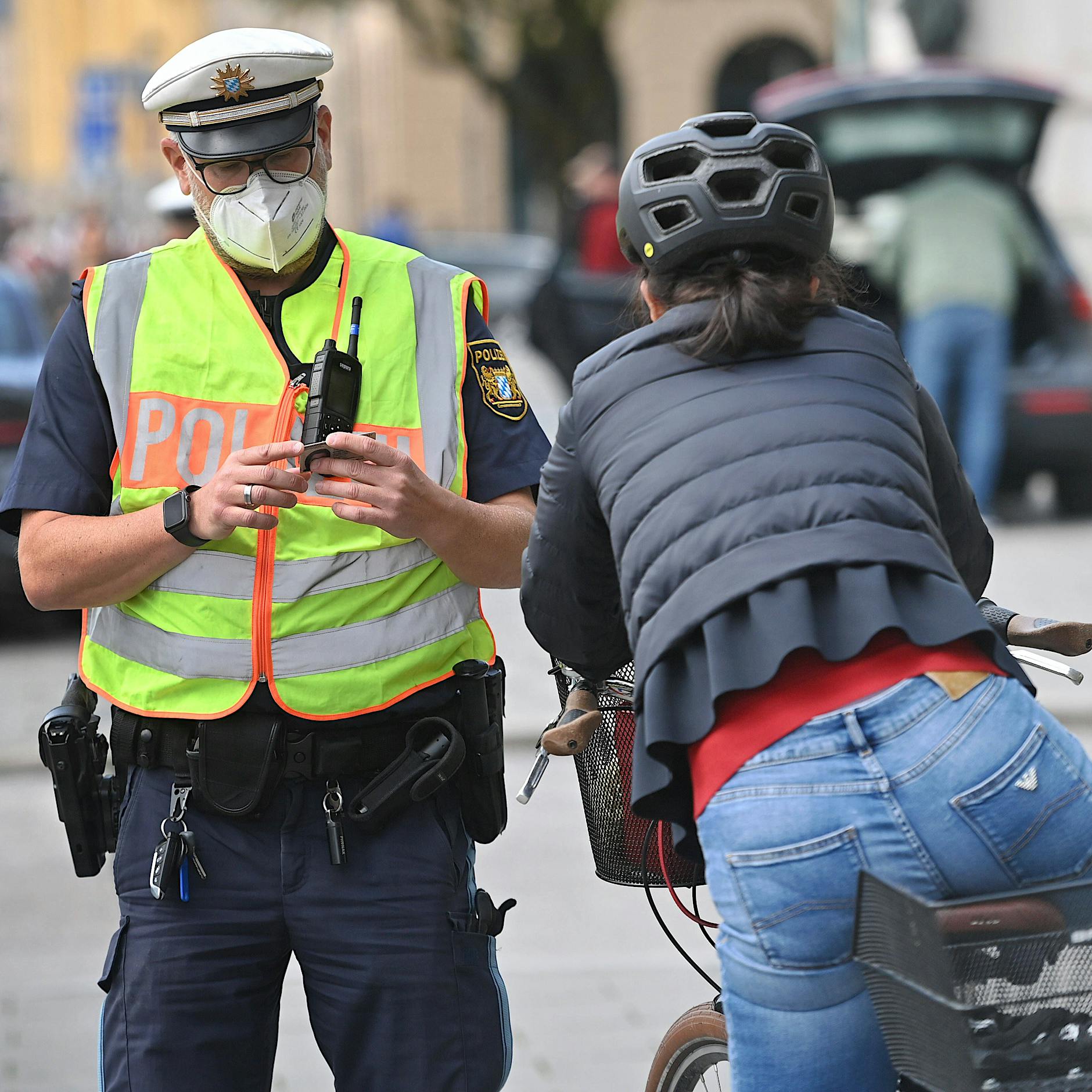 Reinickendorf: Fahrradfahrer prallt bei Verkehrskontrolle mit Polizisten zusammen