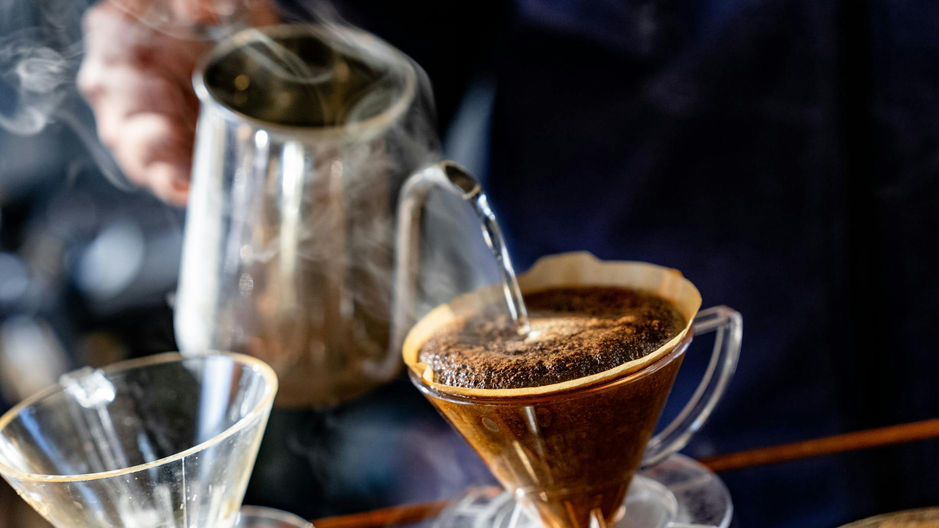 Es wird Zeit, Omas alten Kaffeefilter wieder aus dem Schrank zu holen – denn die sogenannte Pour-over-Methode zum Kaffeekochen liegt voll im Trend.
