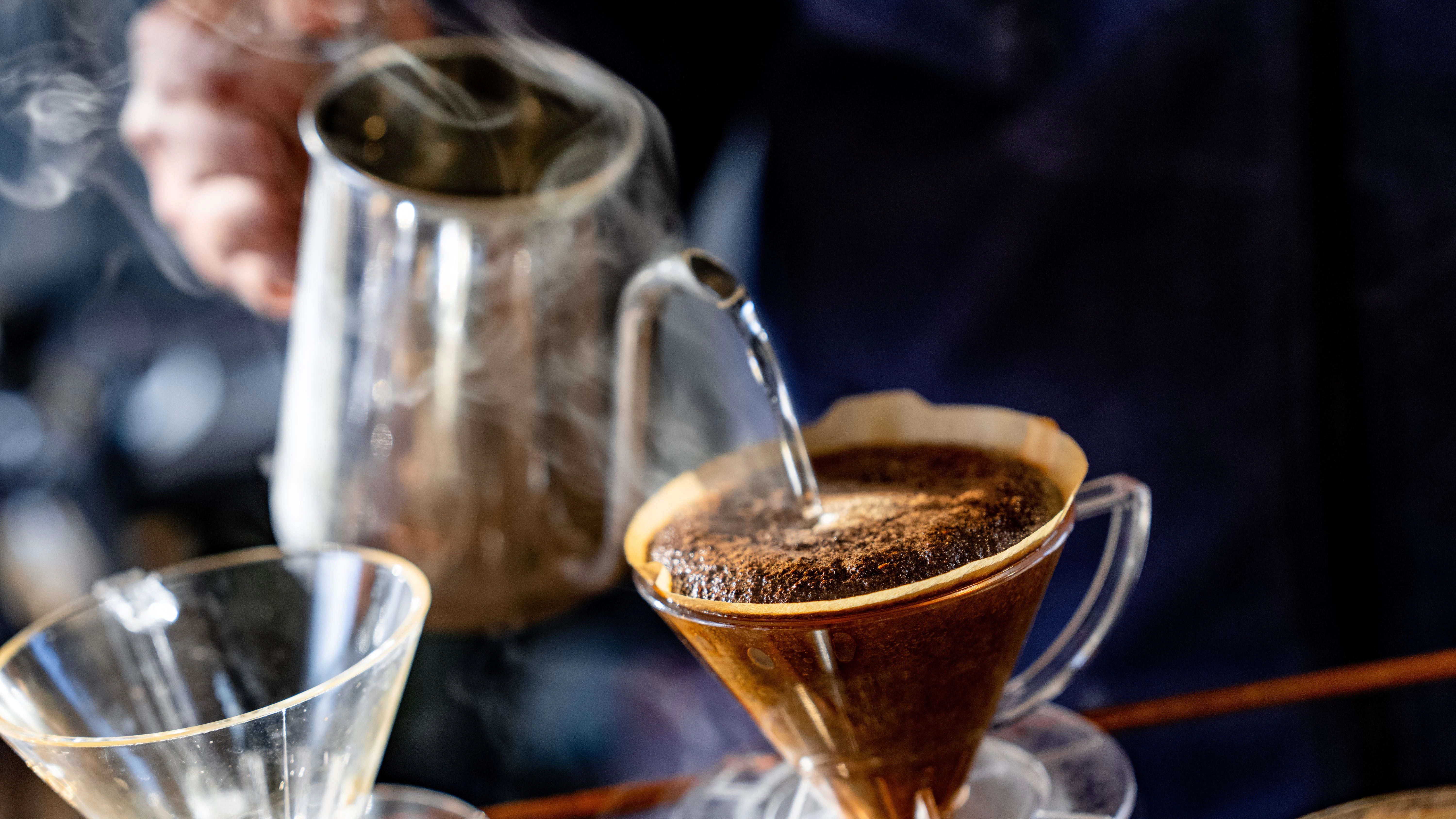 Es wird Zeit, Omas alten Kaffeefilter wieder aus dem Schrank zu holen – denn die sogenannte Pour-over-Methode zum Kaffeekochen liegt voll im Trend.