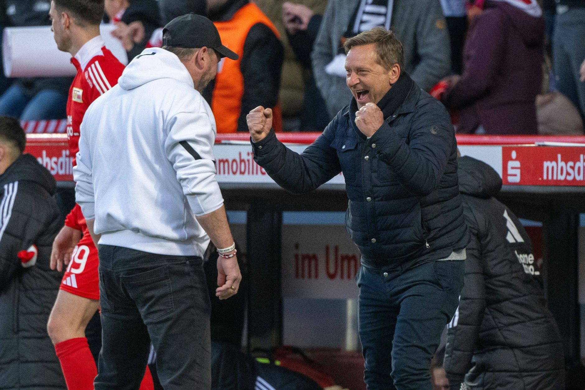 Manager Horst Heldt (55) hat sich beim 1. FC Union nach viel Kritik freigeschwommen und jubelt immer häufiger mit Trainer Steffen Baumgart (53).