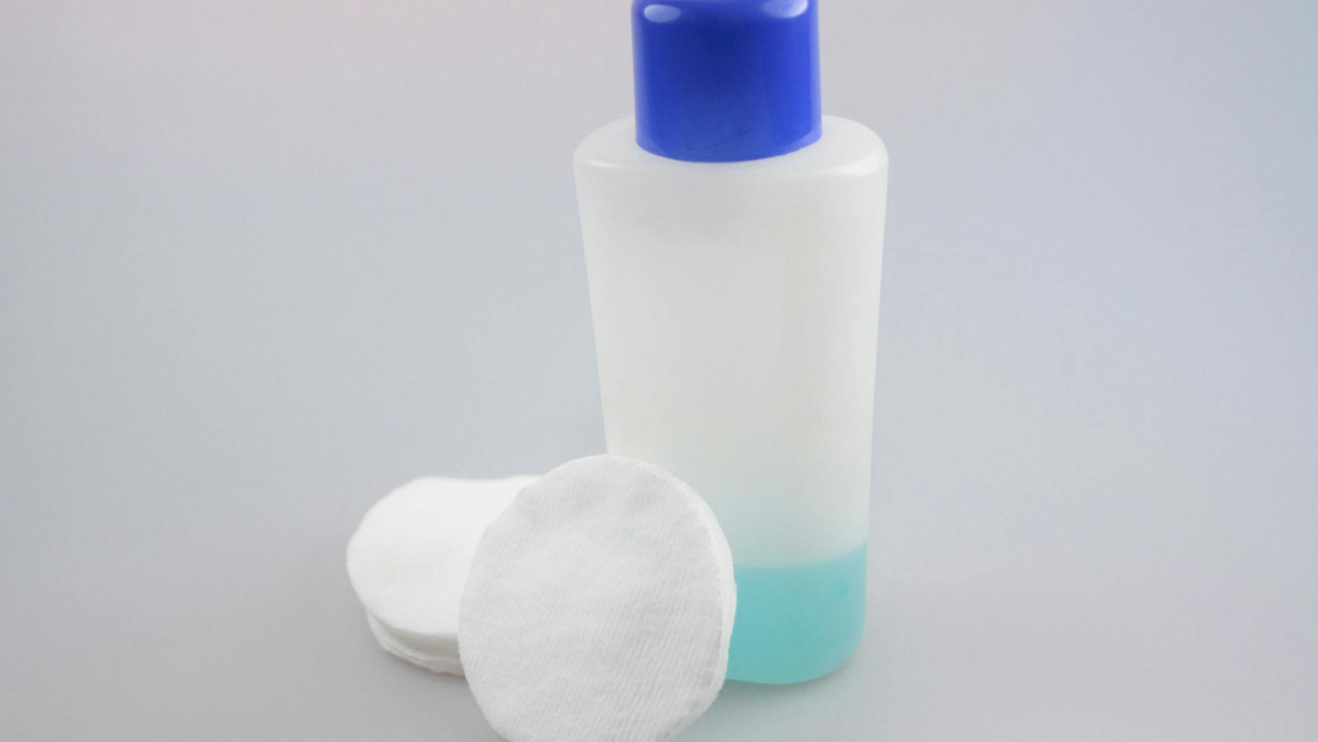 Mit Nagellackentferner bekommt man Nagellack nicht nur weg, man kann ihn damit auch verdünnen.