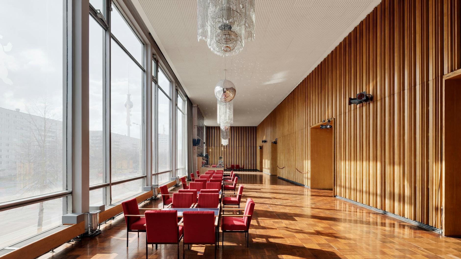 Lounge im Kino International mit Ausblick auf die Karl Marx Allee.
