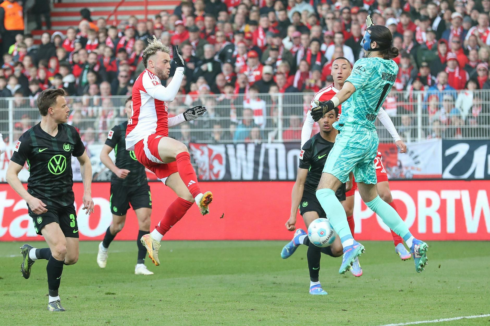 Benedict Hollerbach trifft mit Geschick zum 1:0 gegen Wolfsburg.