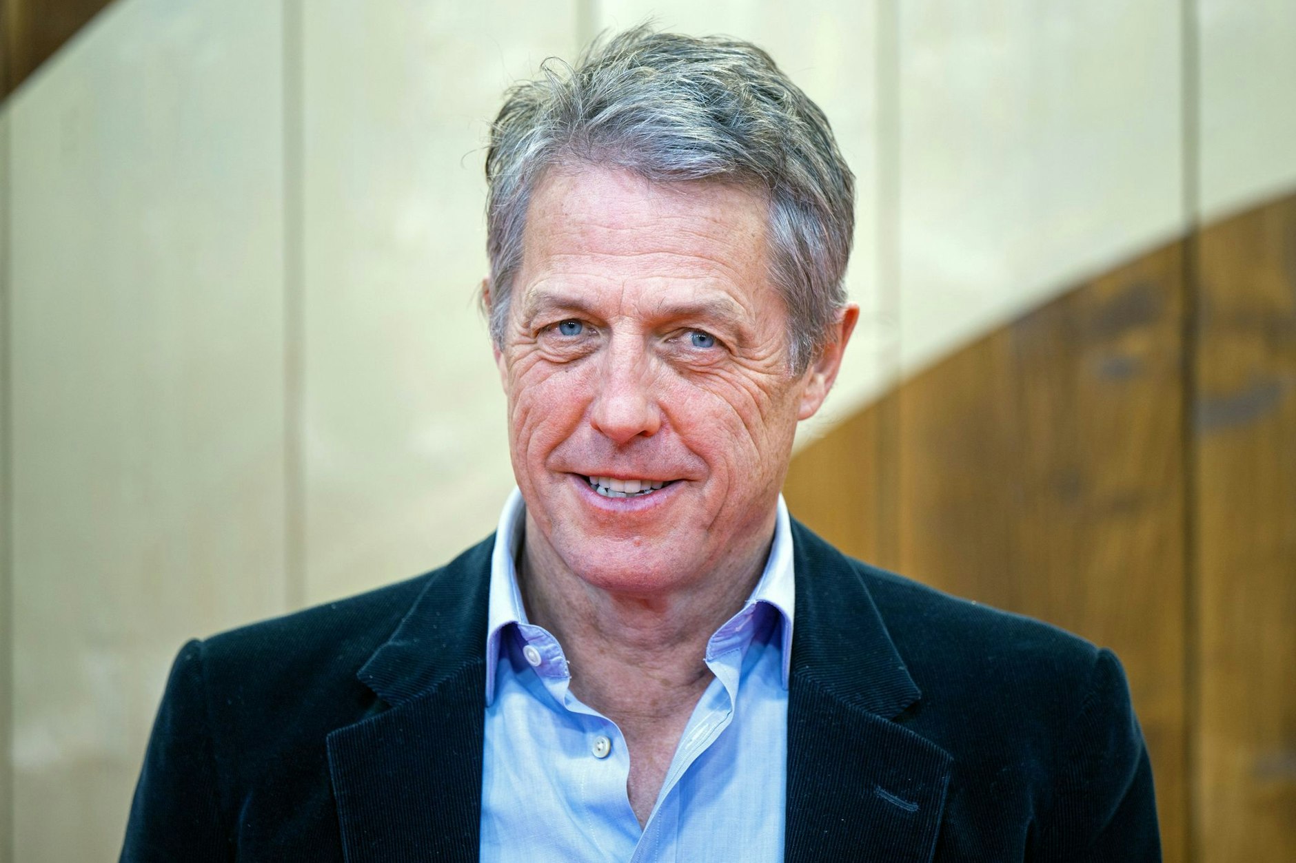 Hugh Grant ist sauer auf das Sicherheitspersonal – doch seine Follower waschen ihm den Kopf.