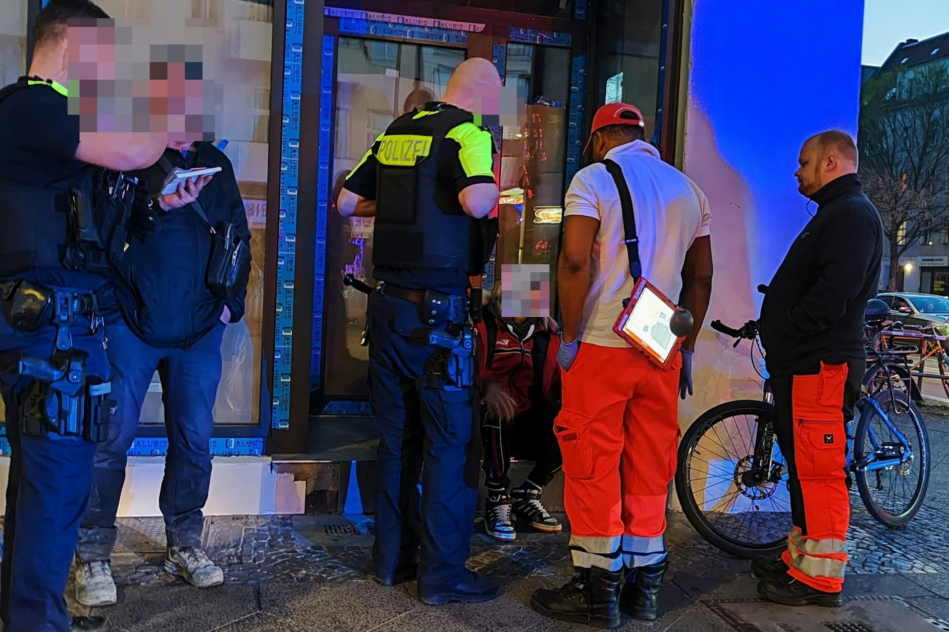 Bei einem Unfall in Neukölln wurde ein Radfahrer schwerverletzt.