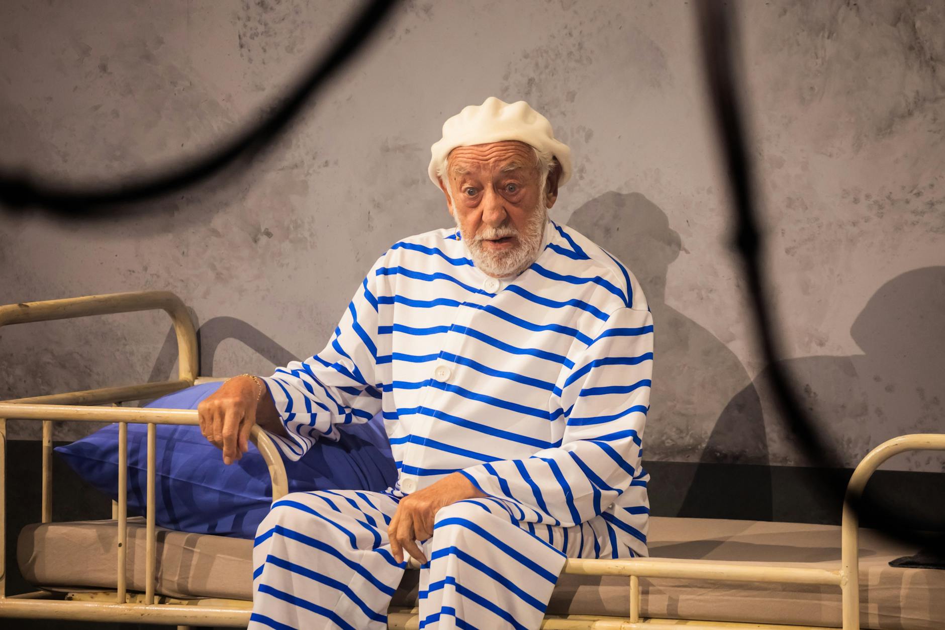 Dieter Hallervorden in der Neuauflage seines berühmten „Palim, palim“-Sketches.