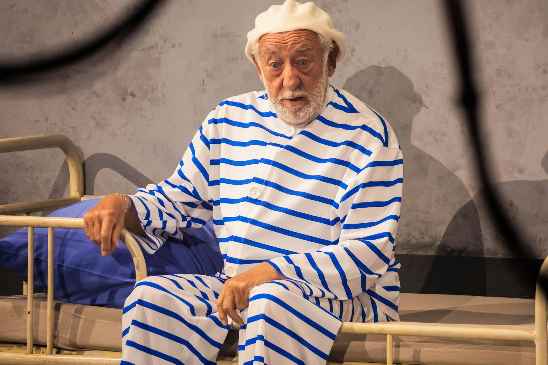 Kabarett-Legende Dieter Hallervorden tritt im März mit dem Sketch Palim-Palim bei der Aufzeichnung von «75 Jahre ARD - Die große Jubiläumsshow» im Studio Berlin-Adlershof auf. Dabei zeiht er die Stirn in Falten, als ob er gerade Kanzler Friedrich Merz gehört hätte.