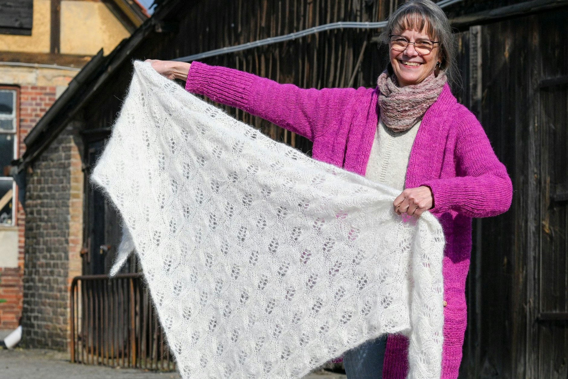 Die Weberin Svenja Suhr spinnt in ihrer Handweberei „Weberschiffchen“ Wolle aus Hundehaaren.