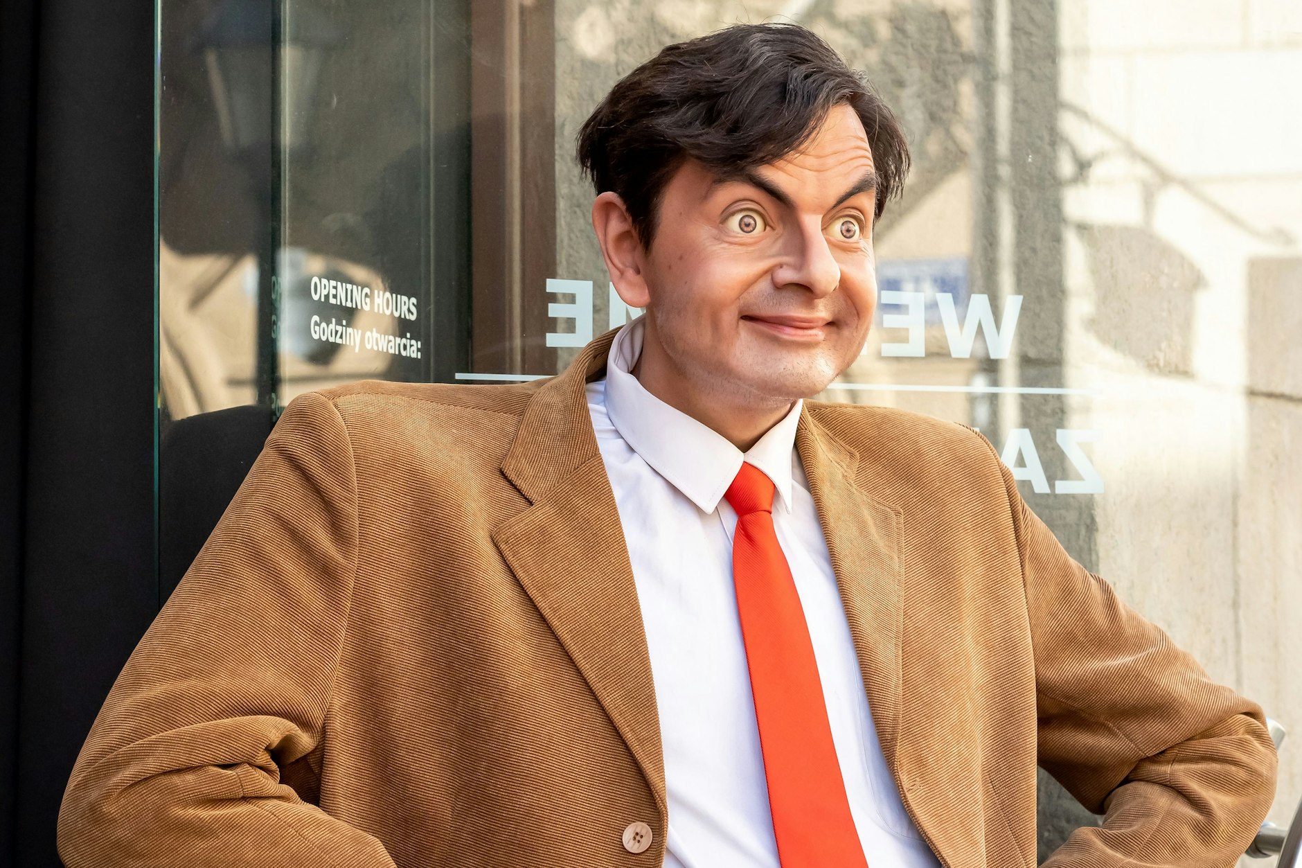 Ganz schön breite Schultern: So sehen die Produzenten von Wachsfiguren in China offenbar Rowan Atkinson alias Mr. Bean. Die Figur gehört zu den Skulpturen im Wachsmuseum in Krakau.