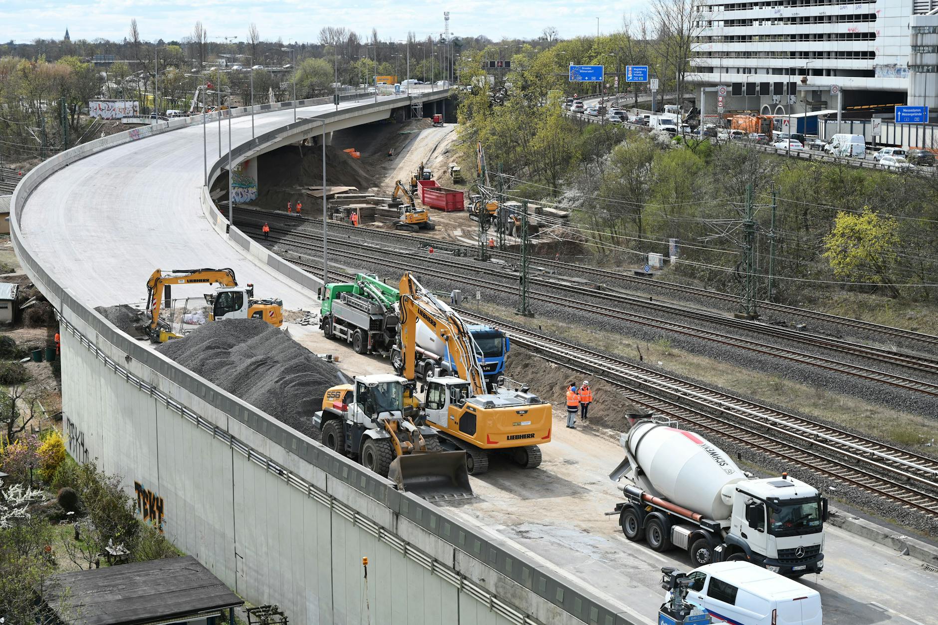 Baumaschinen stehen auf der gesperrten Ringbahnbrücke. Der Abbruch der maroden A100-Brücke soll in dieser Woche beginnen