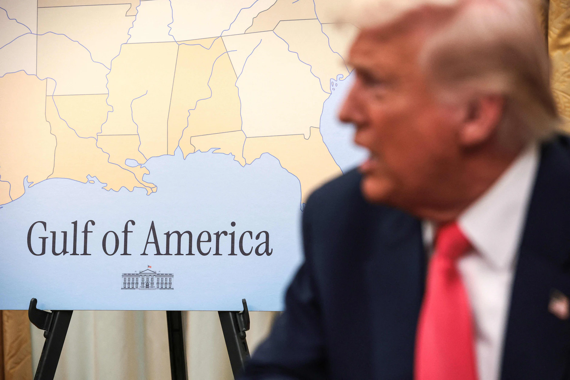 US-Präsident Donald Trump vor einer Karte mit dem Schriftzug Golf von Amerika. Nachdem die Nachrichtenagentur AP sich geweigert hatte, den neuen Namen für den Golf von Mexiko zu nutzen, wurde sie vom Weißen Haus ausgeschlossen.
