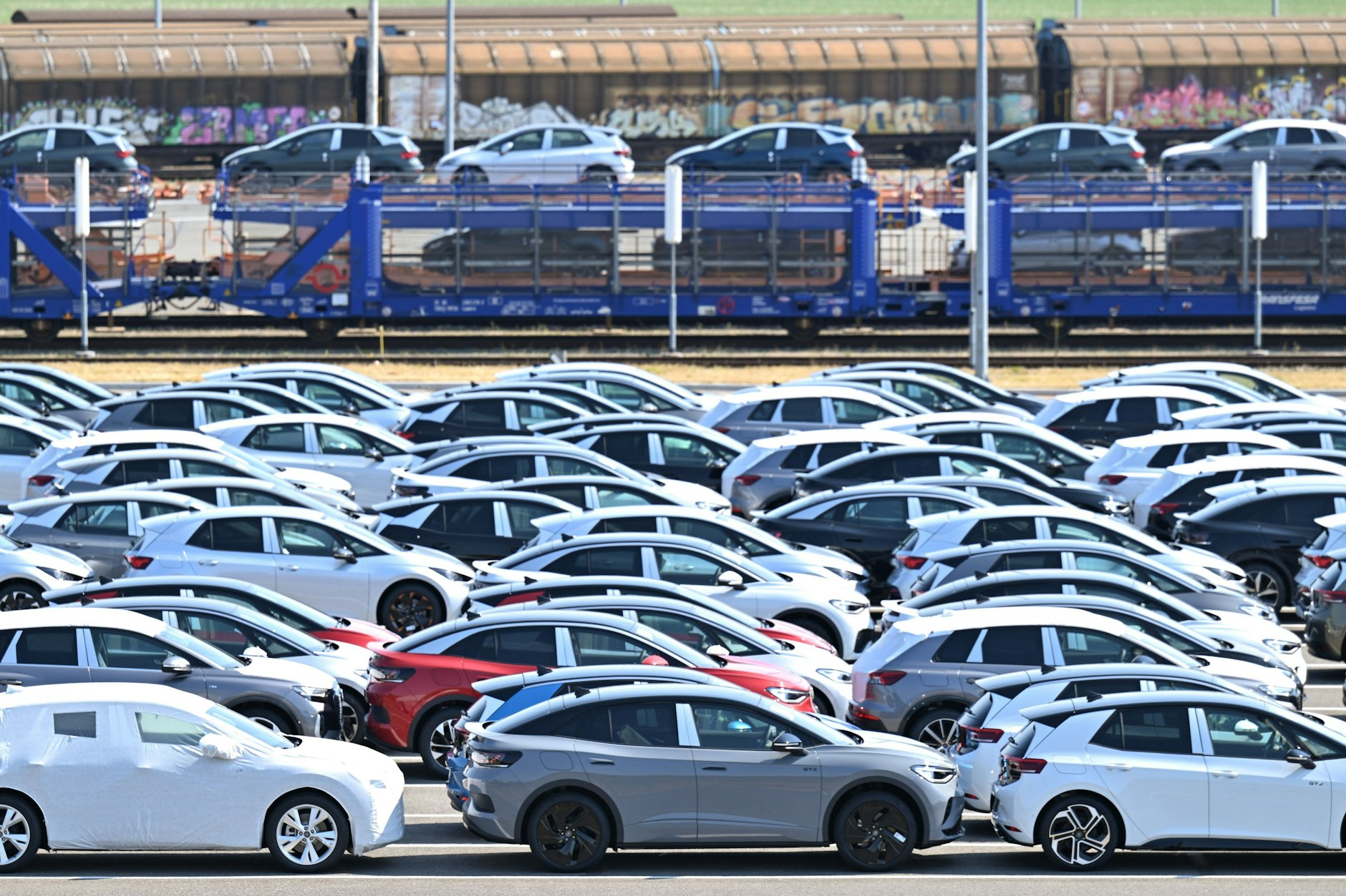 Neue Elektroautos der verschiedenen VW-Konzernmarken parken auf einem Platz am Volkswagen-Werk in Zwickau.