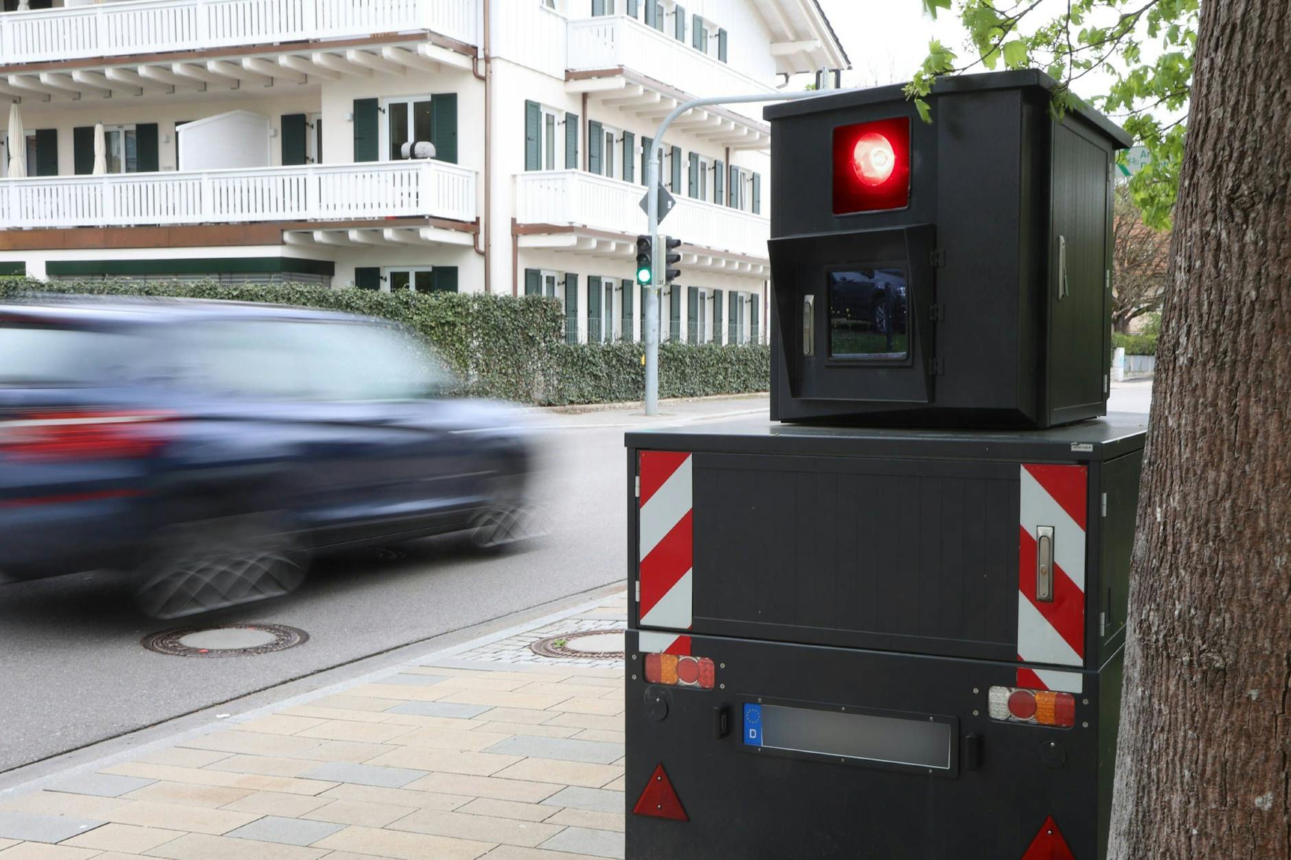 Von Marzahn-Hellersdorf aus ist ein Fahrer mit einem Mietwagen nach Brandenburg gerast.