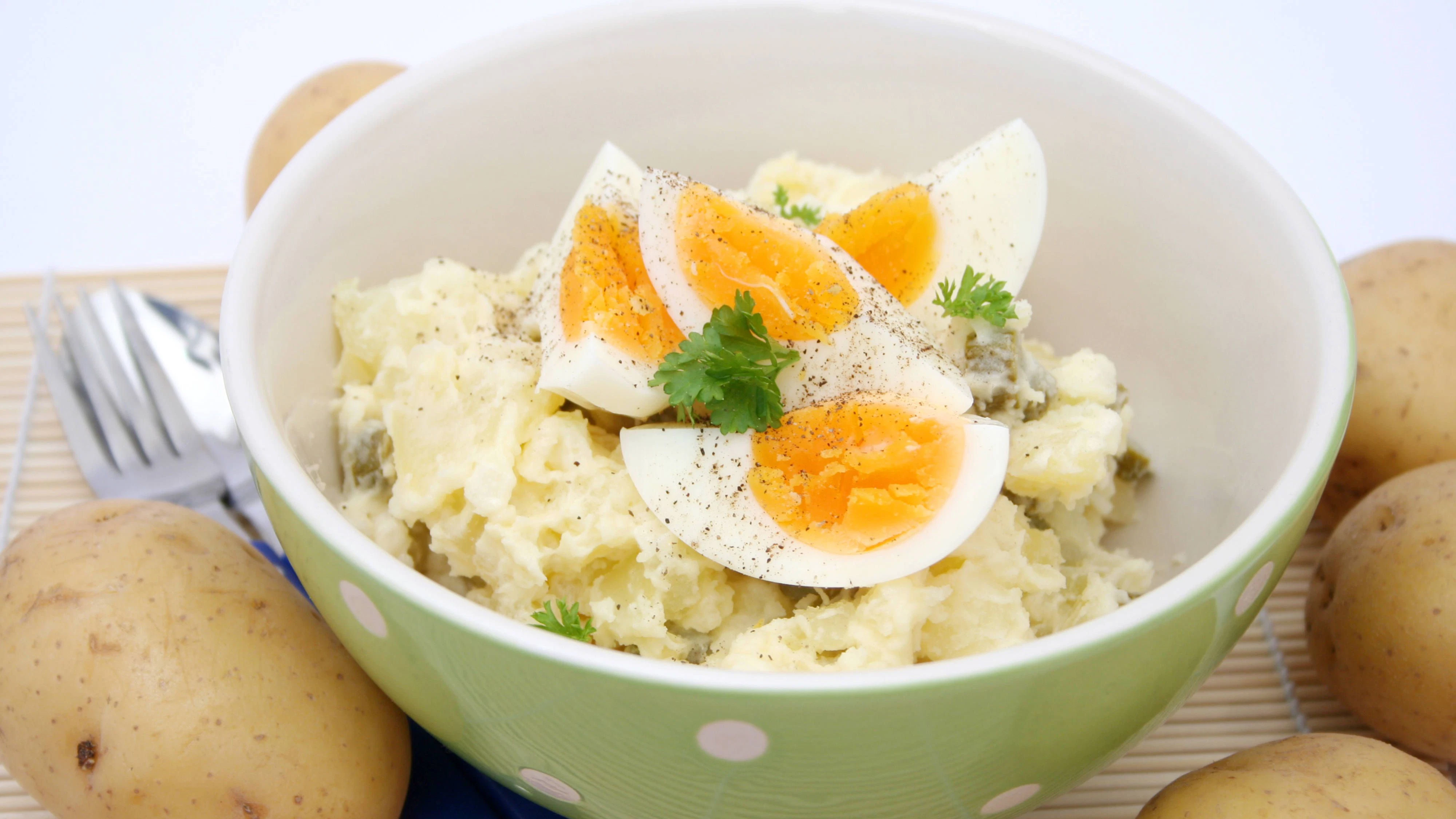 Lust auf einen besonderen Kartoffelsalat? Dann probieren Sie mal unseren Moskauer Käsesalat! Im Rezept aus der DDR kommen Kartoffeln vor, aber auch viele andere leckere Zutaten.