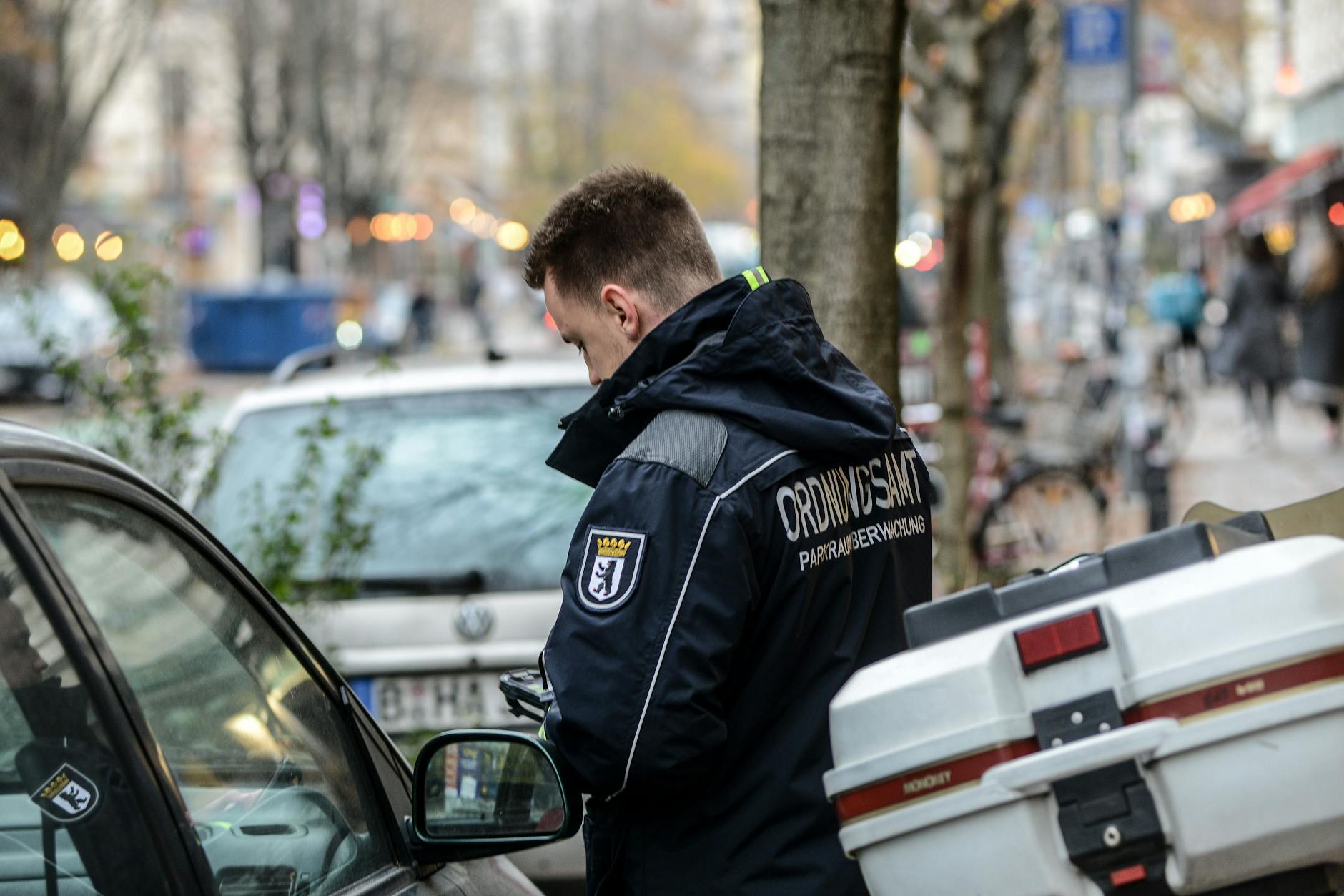 Mitarbeiter der Ordnungsämter stellen immer mehr gefälschte Anwohnerparkausweise fest.