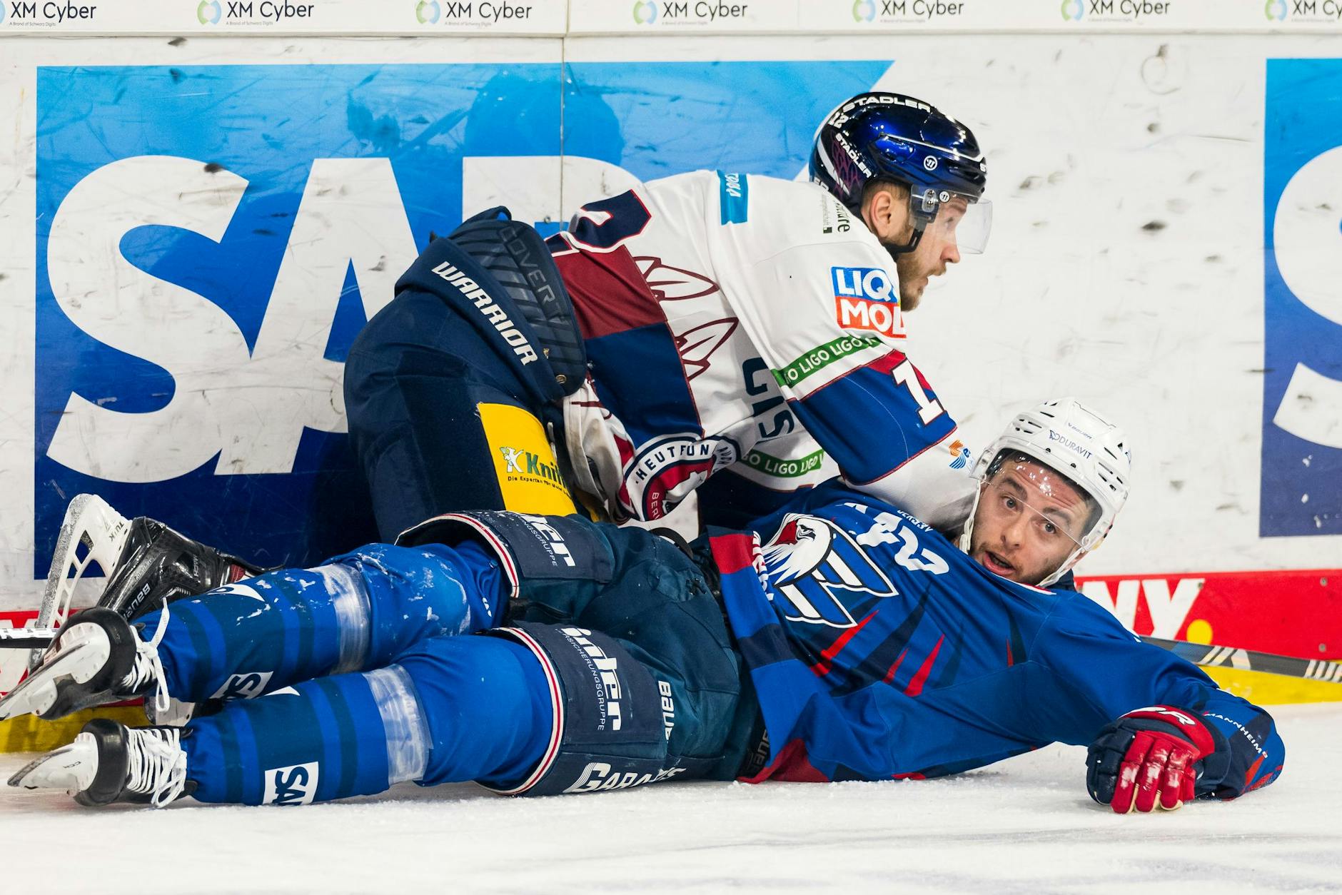 Alles klar: So wie hier Eric Mik (o.) Mannheims Zach Leslie machten die Eisbären mal eben im Eiltempo die Adler platt.