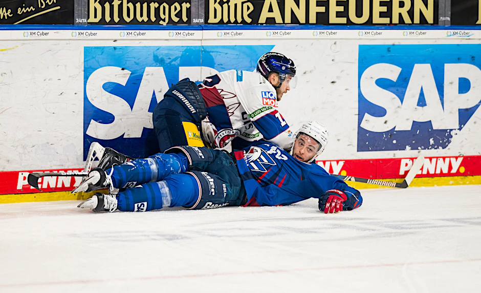 Alles klar: So wie hier Eric Mik (o.) Mannheims Zach Leslie machten die Eisbären mal eben im Eiltempo die Adler platt.