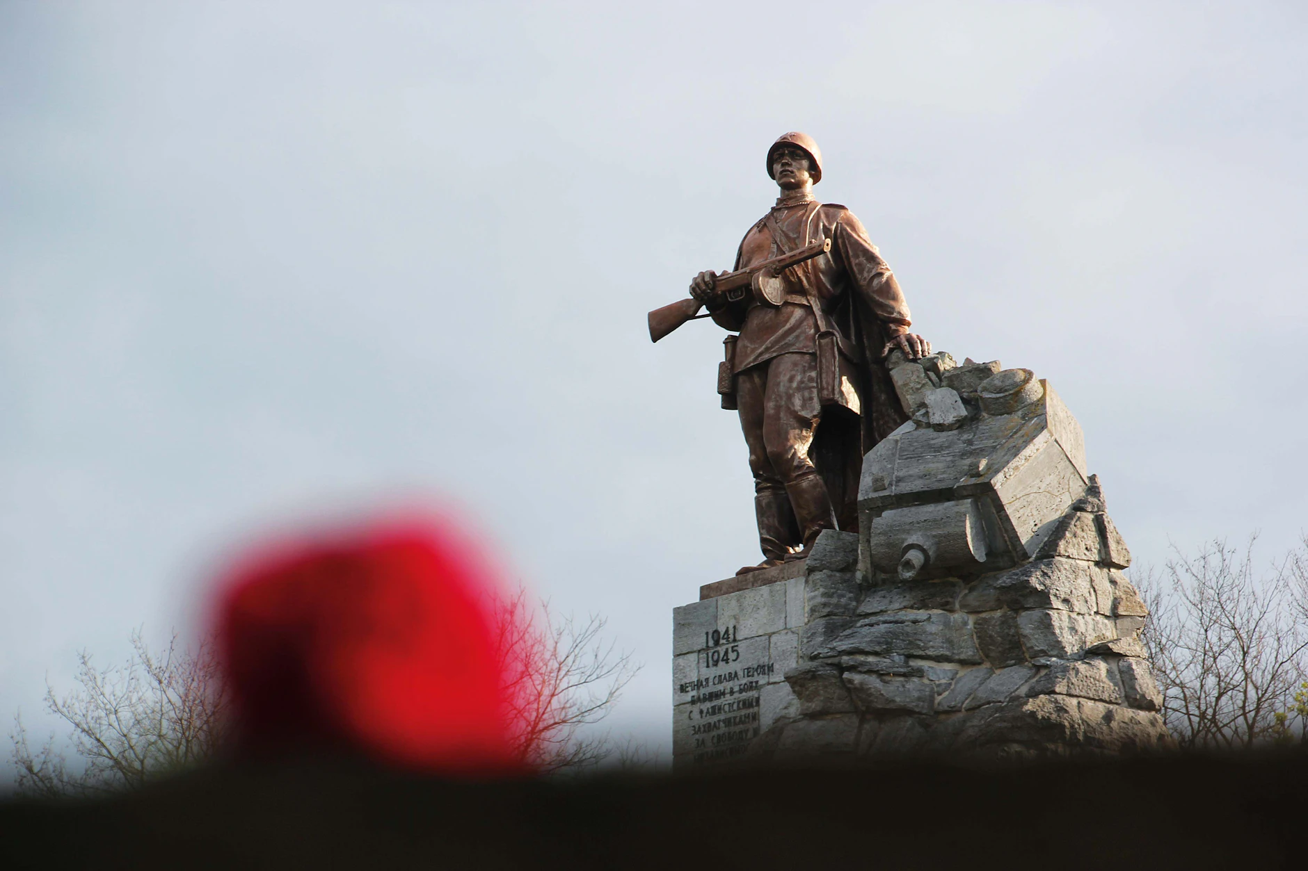 Kurz nach dem Sieg in der Schlacht an den Seelower Höhen ordnete im Mai 1945 Marschall Schukow den Bau des Ehrenmals auf den Seelower Höhen an. Am 27. November 1945 wurde es eingeweiht. Die Plastik schufen Lew Kerbel und Wladimir Zegal.