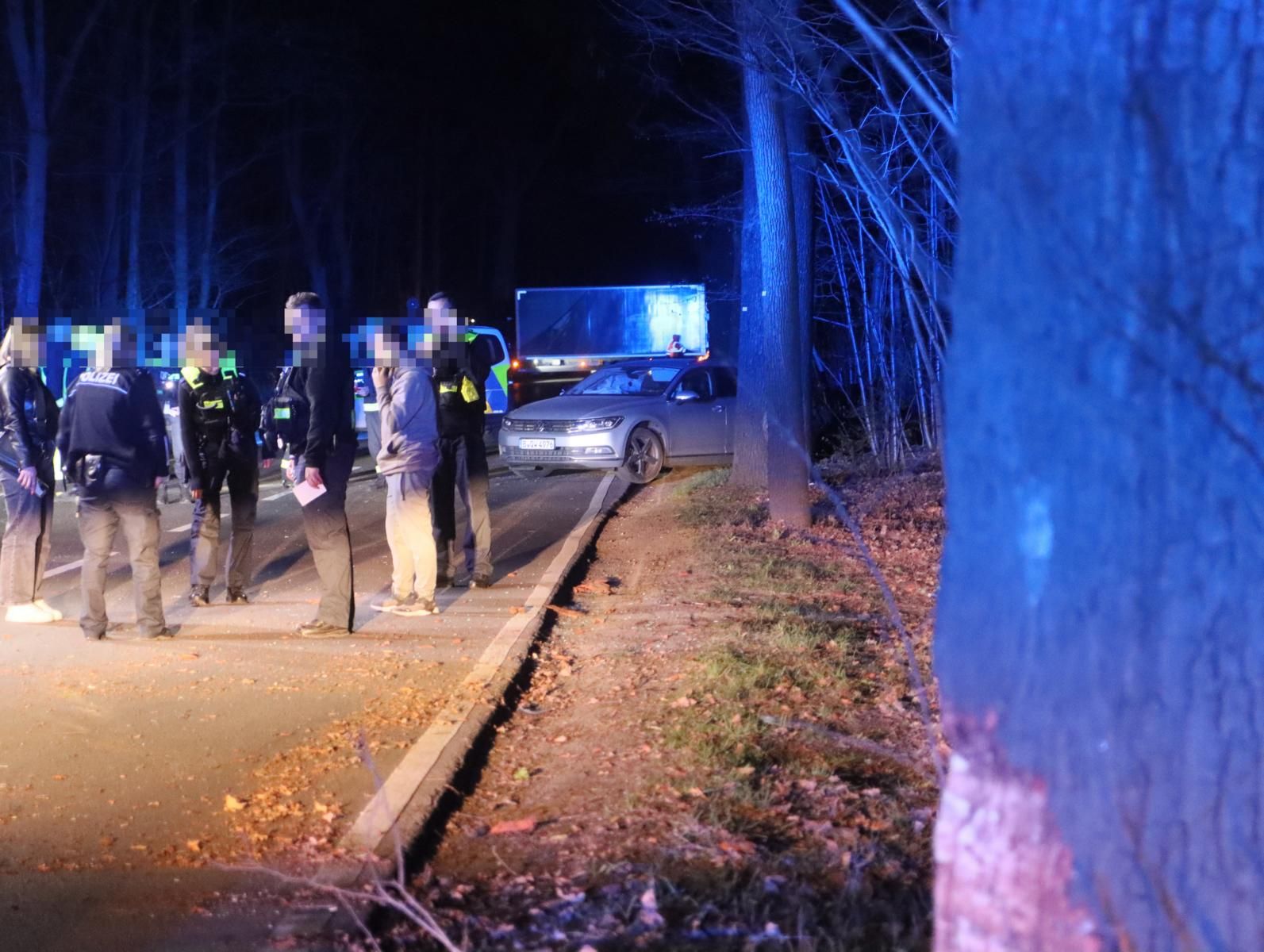 Köpenick: VW-Fahrer kracht in Baum – Rudolf-Rühl-Allee dicht!