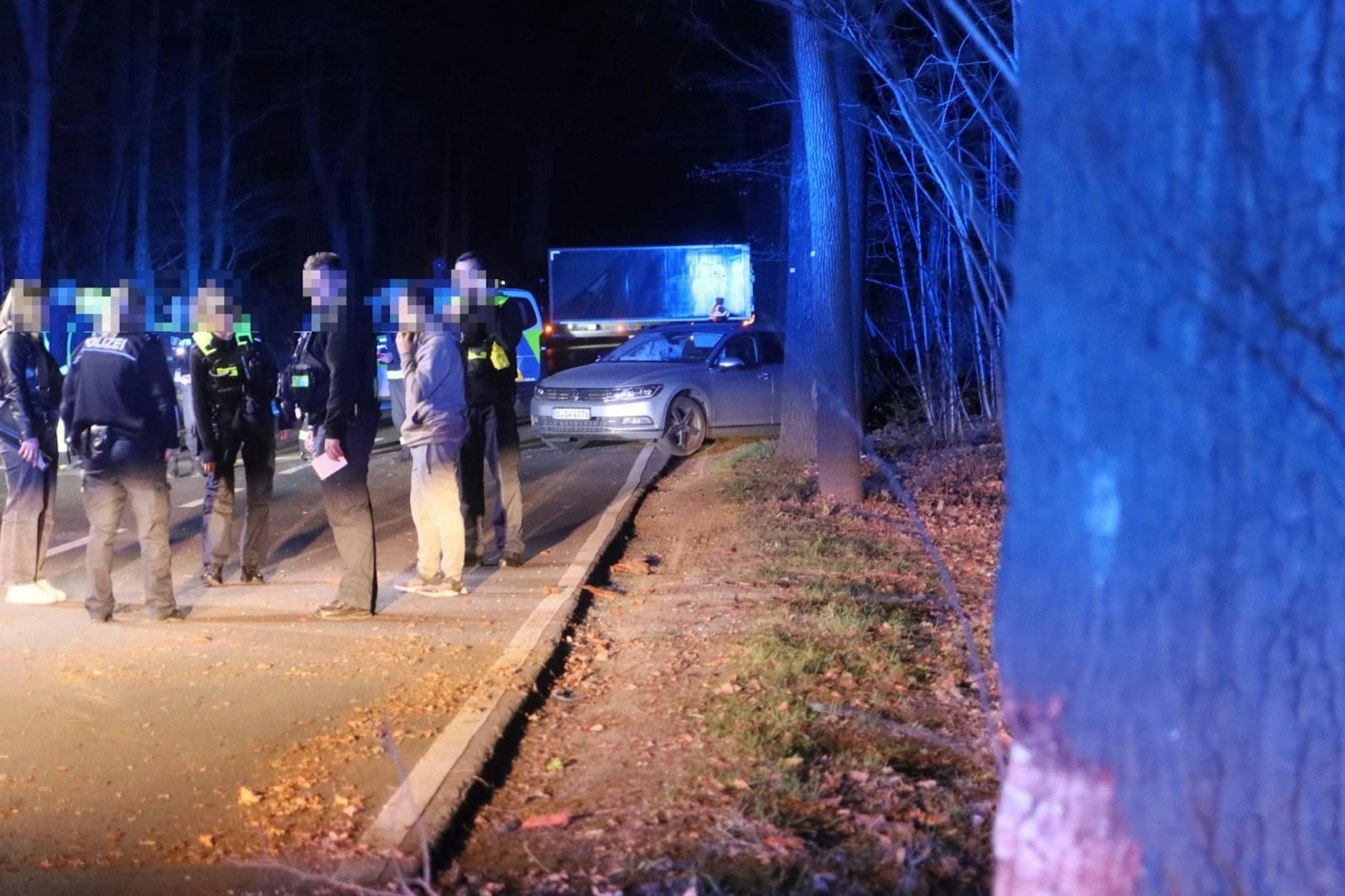 In Köpenick ist auf der Rudolf-Rühl-Allee ein VW-Fahrer in einen Baum gerast - die Straße war stundenlang gesperrt.