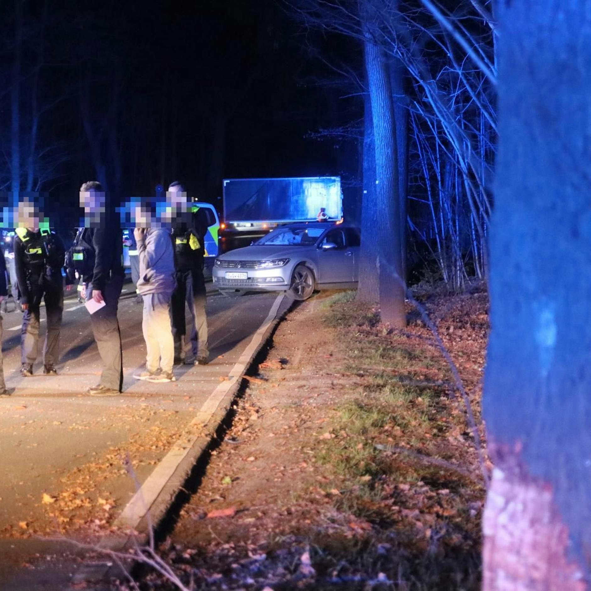 Köpenick: VW-Fahrer kracht in Baum – Rudolf-Rühl-Allee dicht!