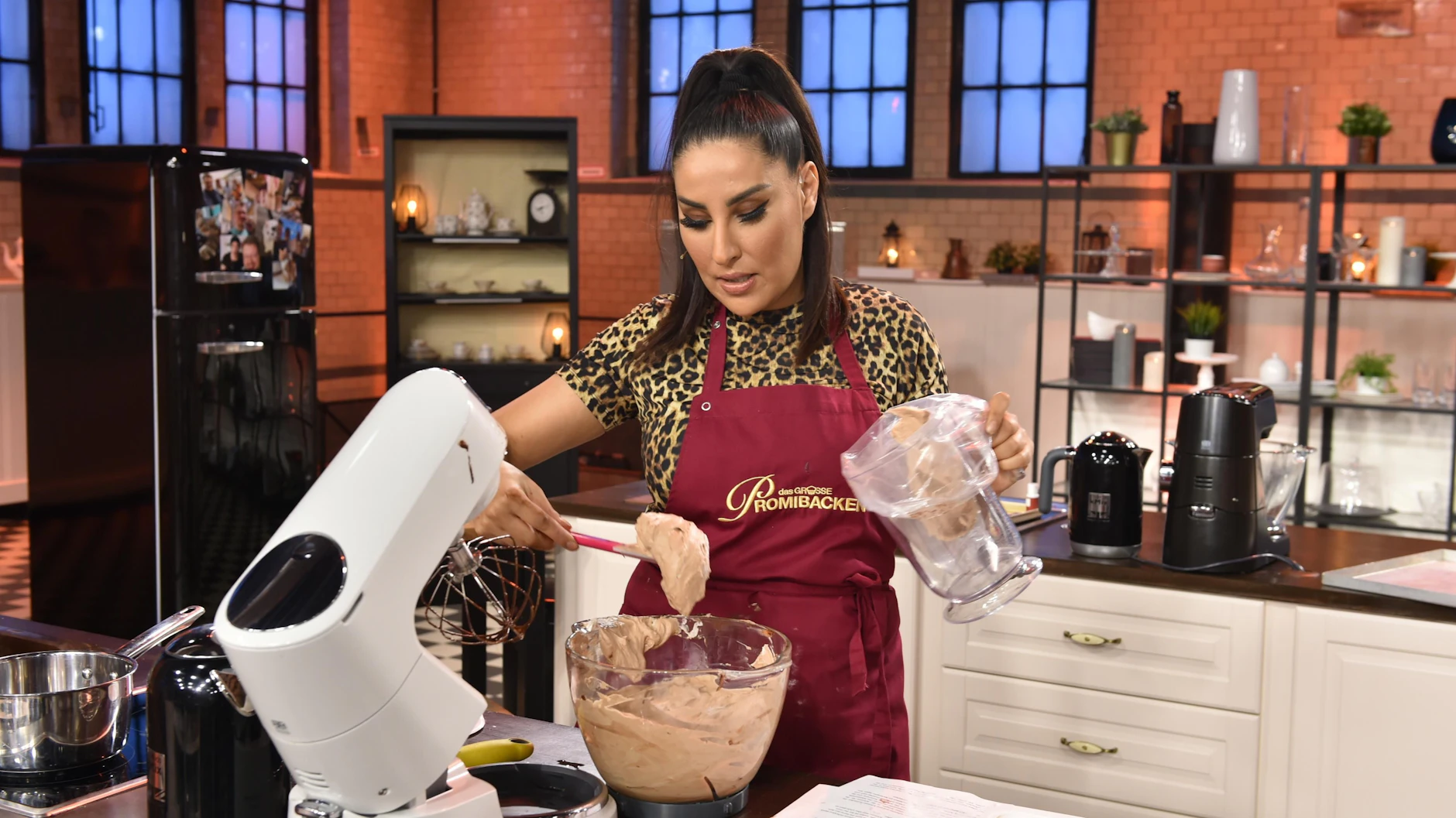 Senna Gammour leistet sich im Finale von Das große Promibacken einen groben Schnitzer bei der technischen Prüfung - und muss als erste gehen.