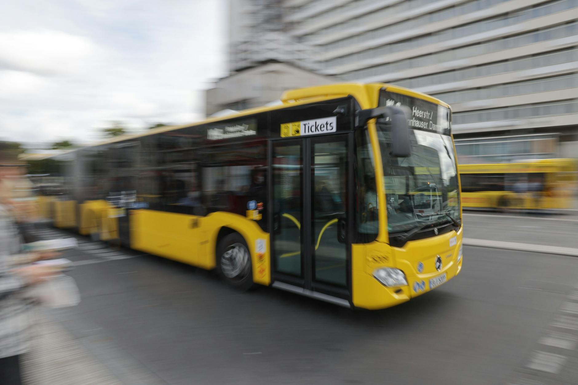 Mal sehen, wie lange die Busse bei der BVG rollen. Denn nach der Schlichtung gehen nun die Verhandlungen mit der Gewerkschaft weiter.