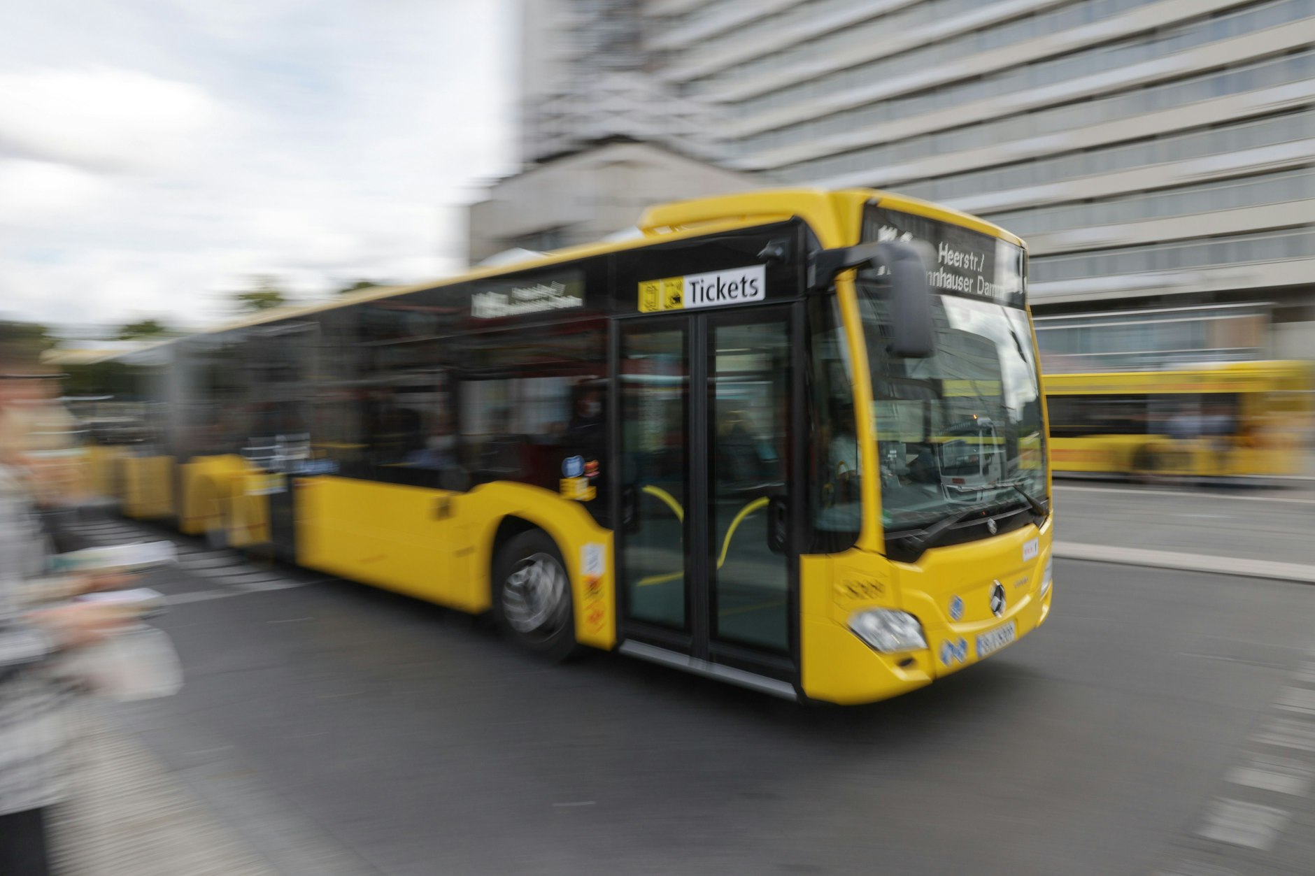 Mal sehen, wie lange die Busse bei der BVG rollen. Denn nach der Schlichtung gehen nun die Verhandlungen mit der Gewerkschaft weiter.