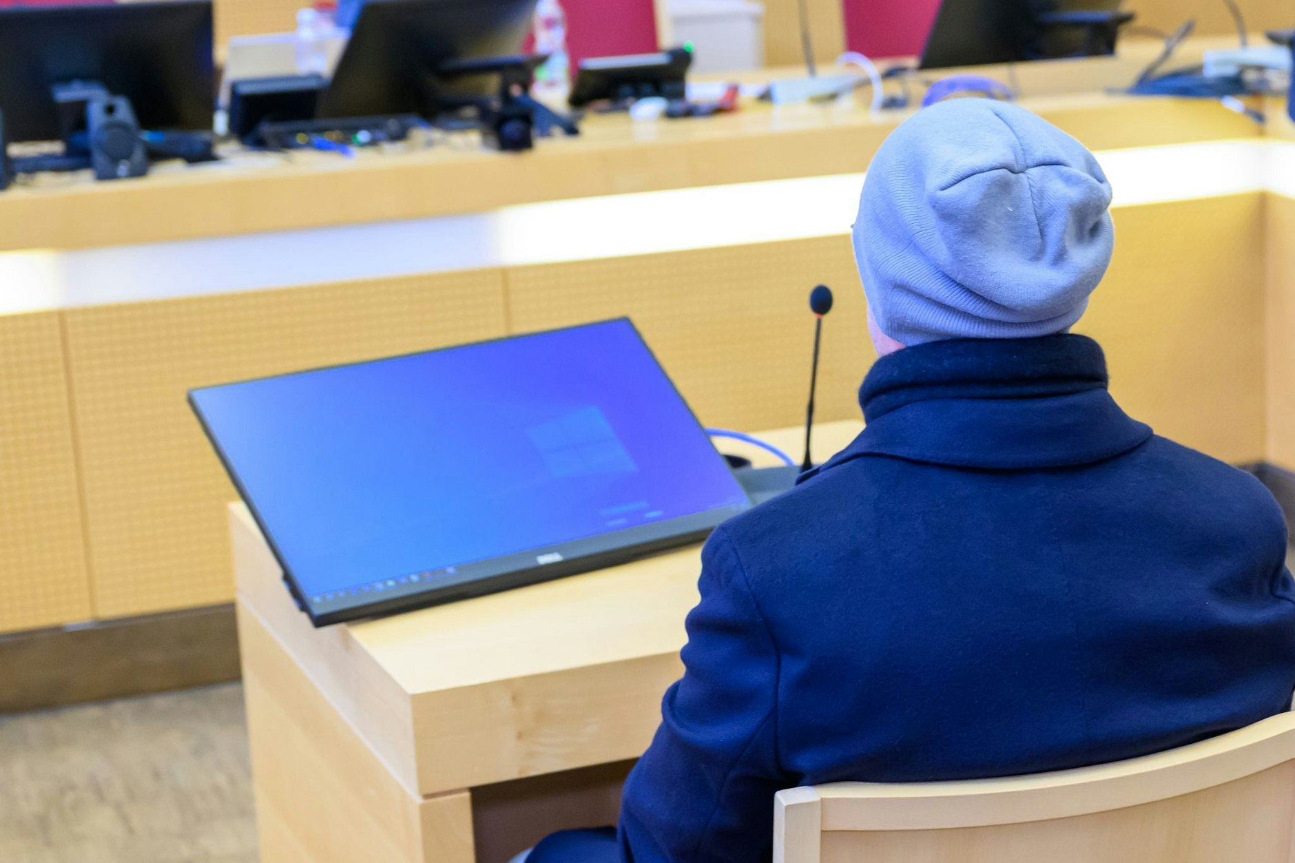 Hat er Schuld am Tod einer Ärztin? Der angeklagte 61-Jährige aus Bayern vor Gericht im österreichischen Wels.