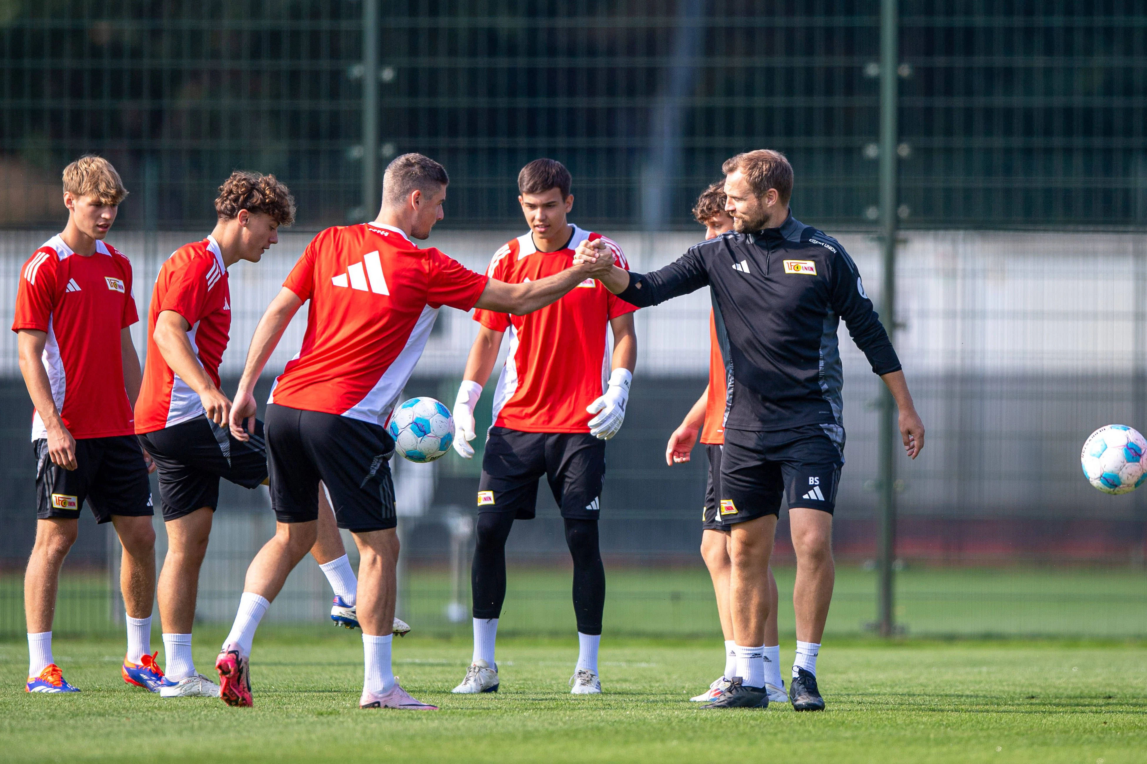 Bis auf den Handschlag zur Begrüßung soll Ex-Trainer Bo Svensson (45) Stürmer Andrej Ilic (25)&nbsp; komplett ignoriert haben.