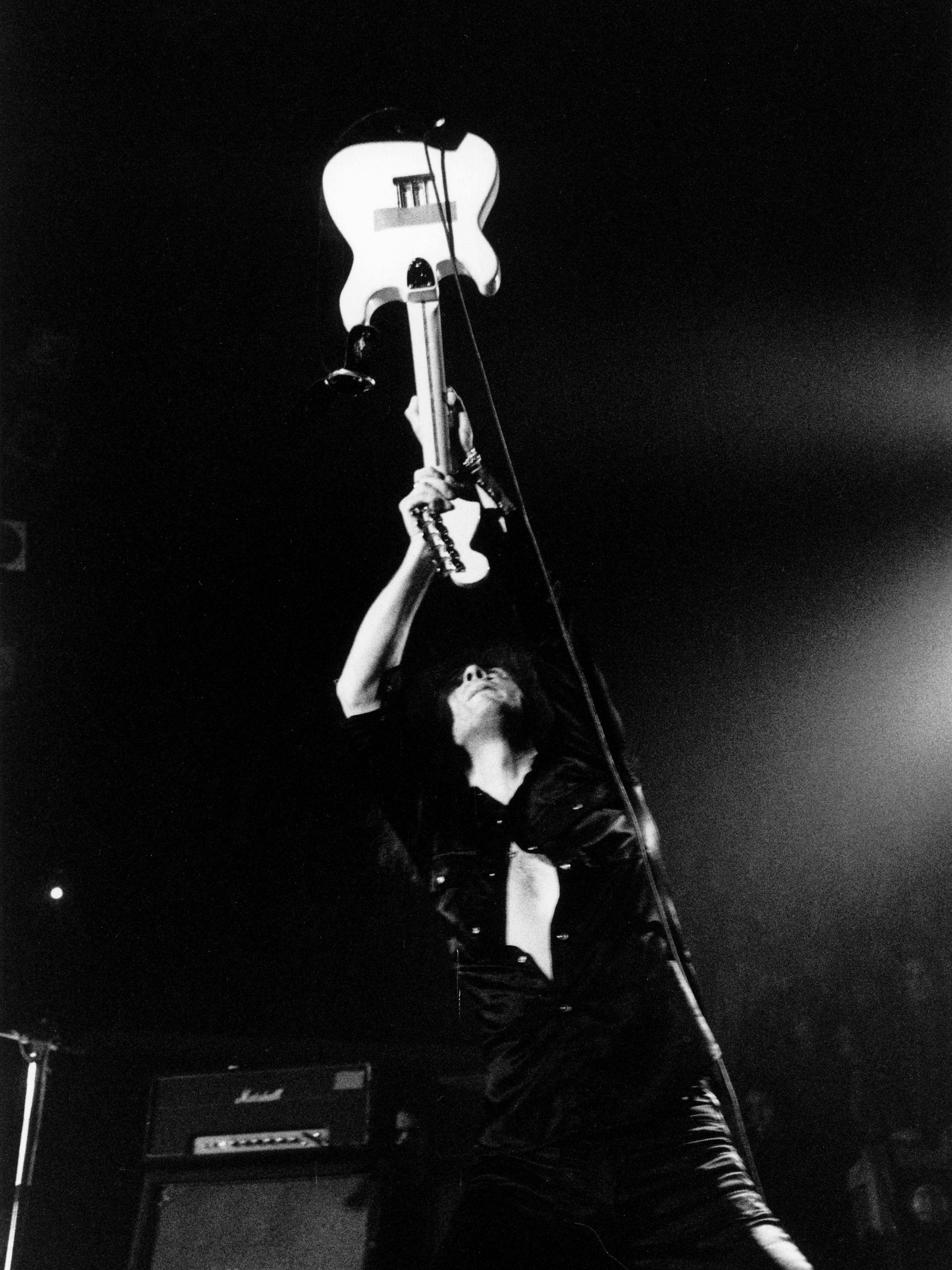 Bei seinen Auftritten ging auch mal die ein oder andere Stratocaster zu Bruch. Ritchie Blackmore bei einem Konzert 1973. 