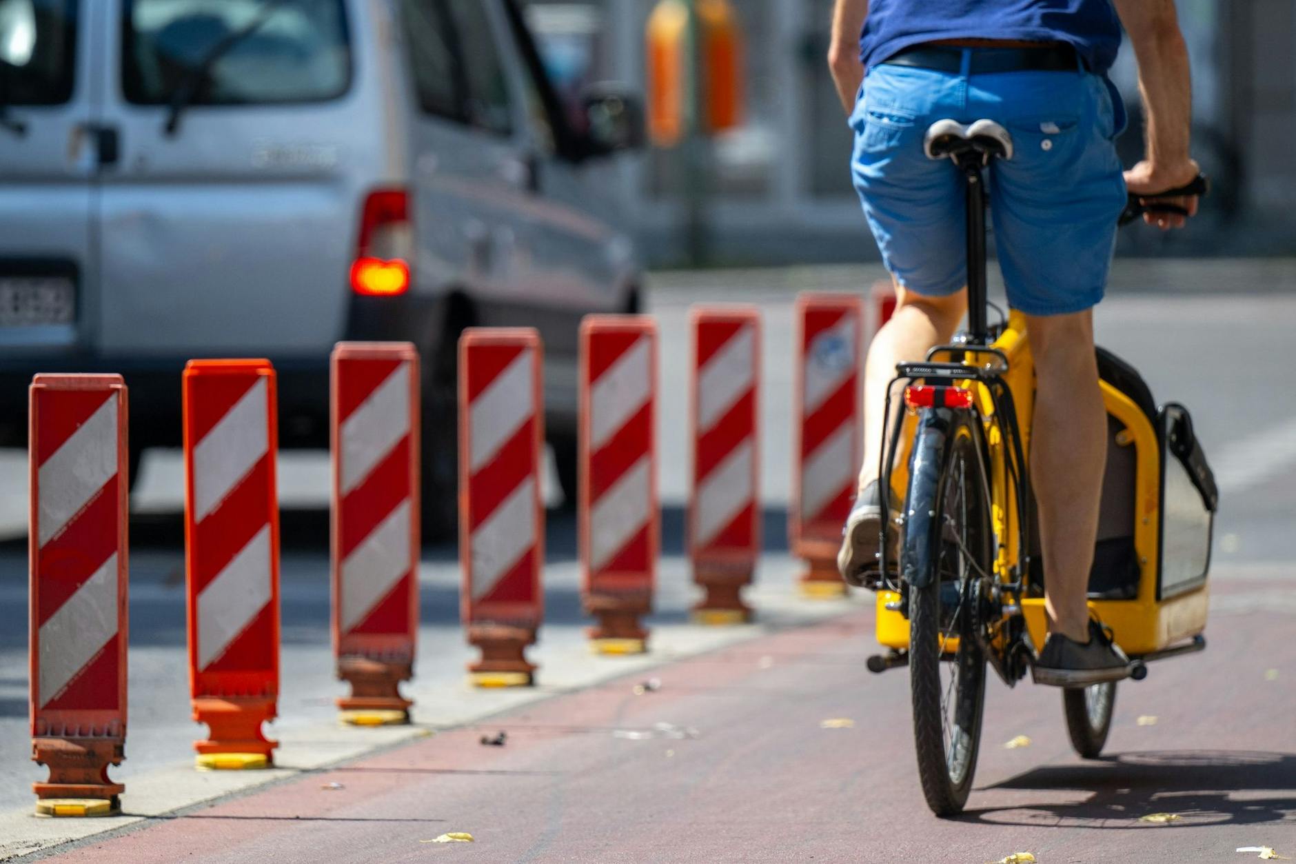 In Neukölln starten Mitte April die Bauarbeiten für neue Radfahrstreifen auf der Hermannstraße.