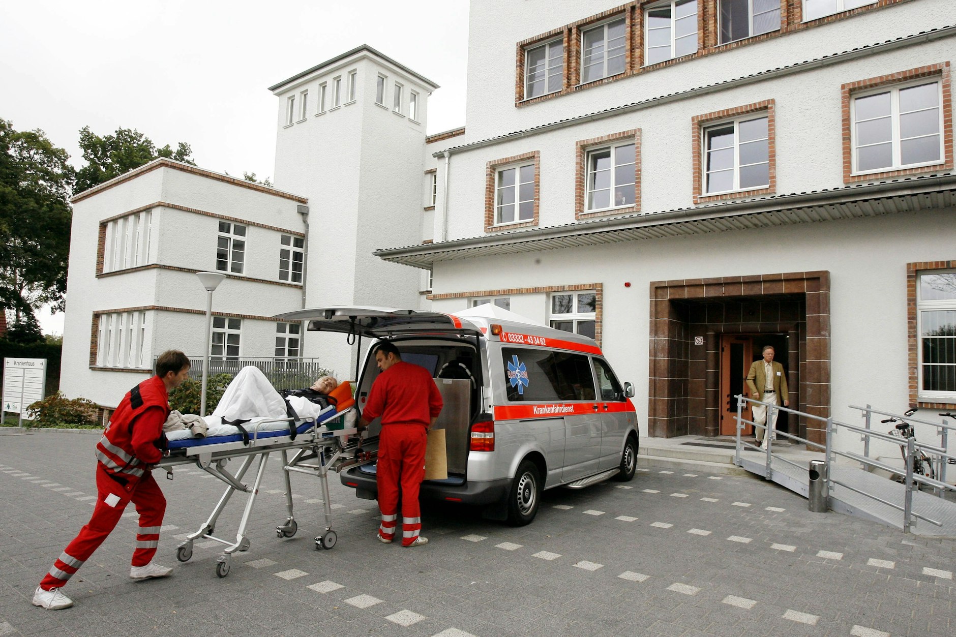 Rettungssanitäter vor dem Krankenhaus Angermünde