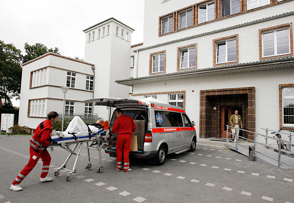 Rettungssanitäter vor dem Krankenhaus Angermünde