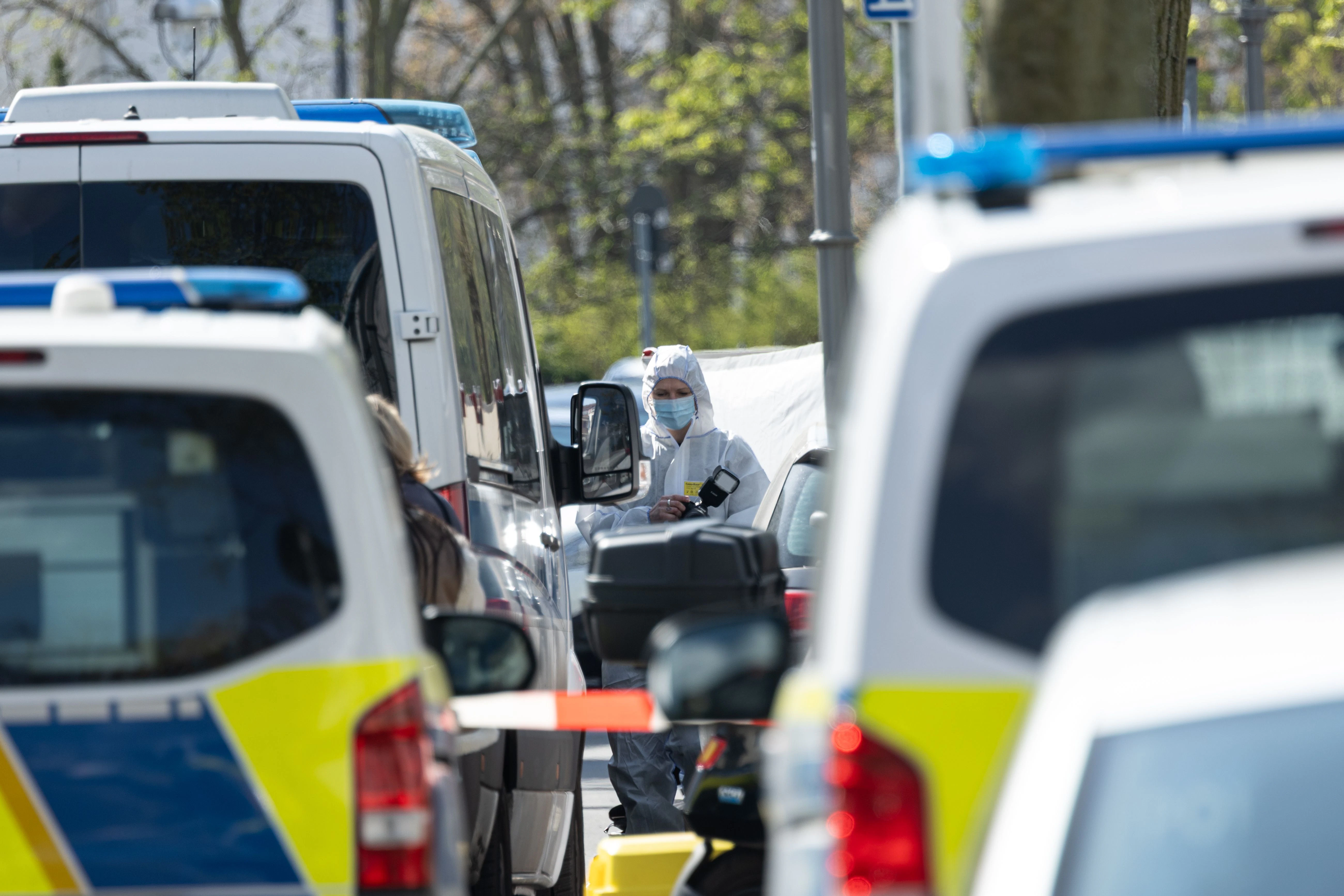  Ein Polizeibeamte der Spurensicherung in weißen Schutzanzug fotografiert den Fundort. Wegen einer männlichen Leiche wurde die Polizei am Morgen alarmiert. Die Umstände deuten auf eine Gewalttat hin. 