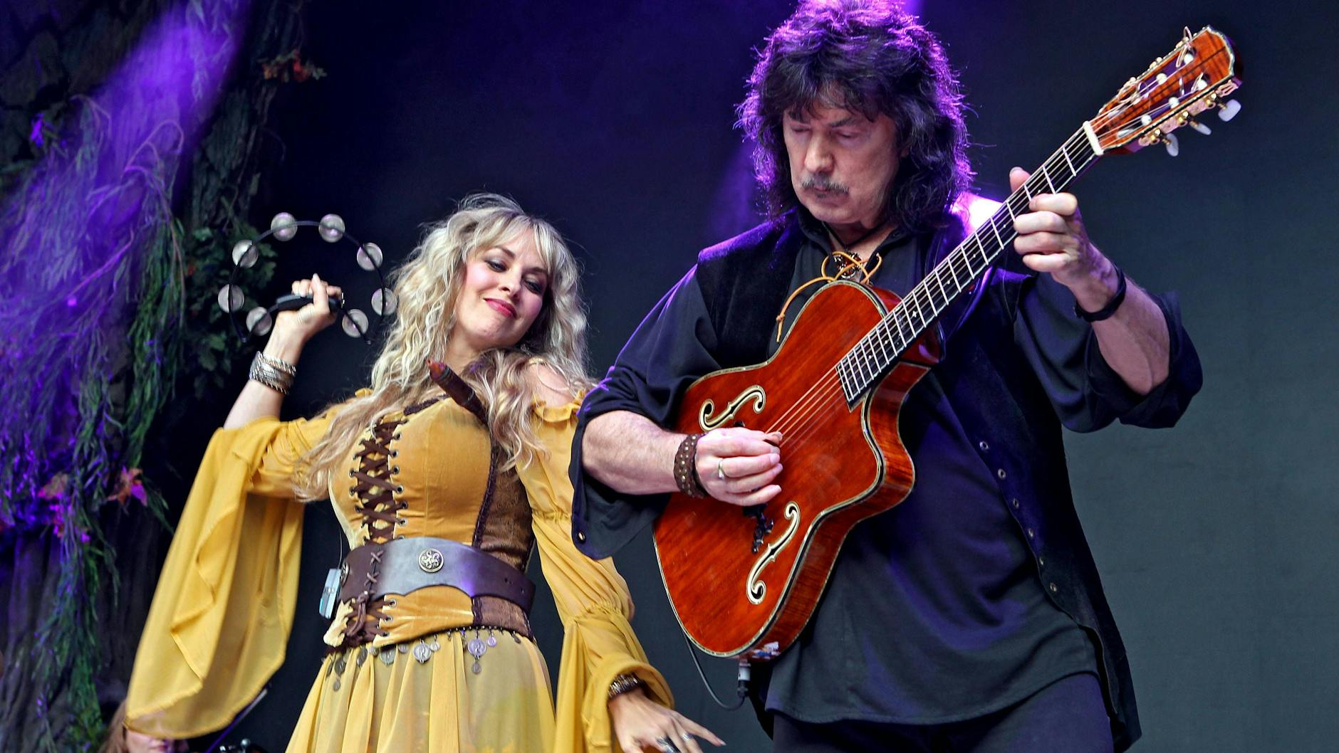 Blackmore's Night: Ritchie Blackmore und Ehefrau Candice Night auf der Parkbühne in Leipzig.